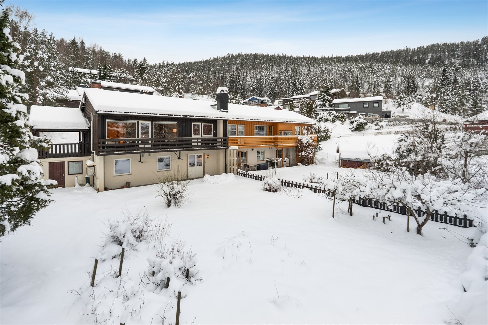 Boligen ligger i rolige barnevennlige omgivelser med naturen tett på. Kort vei til skole, treningssenter, butikk og barnehage. Galleribilde