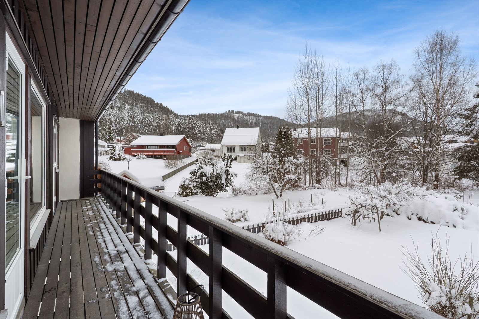 Fra balkongen i 1.etg. Hagen grenser til friareal i bakkant. Galleribilde