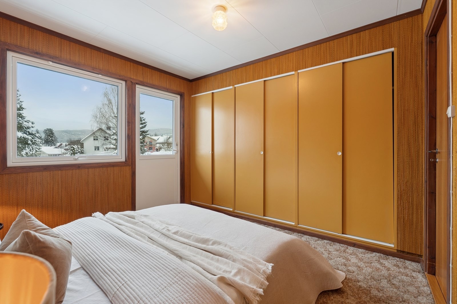 Soverommet har god oppbevaringsplass i garderobeskap. Galleribilde