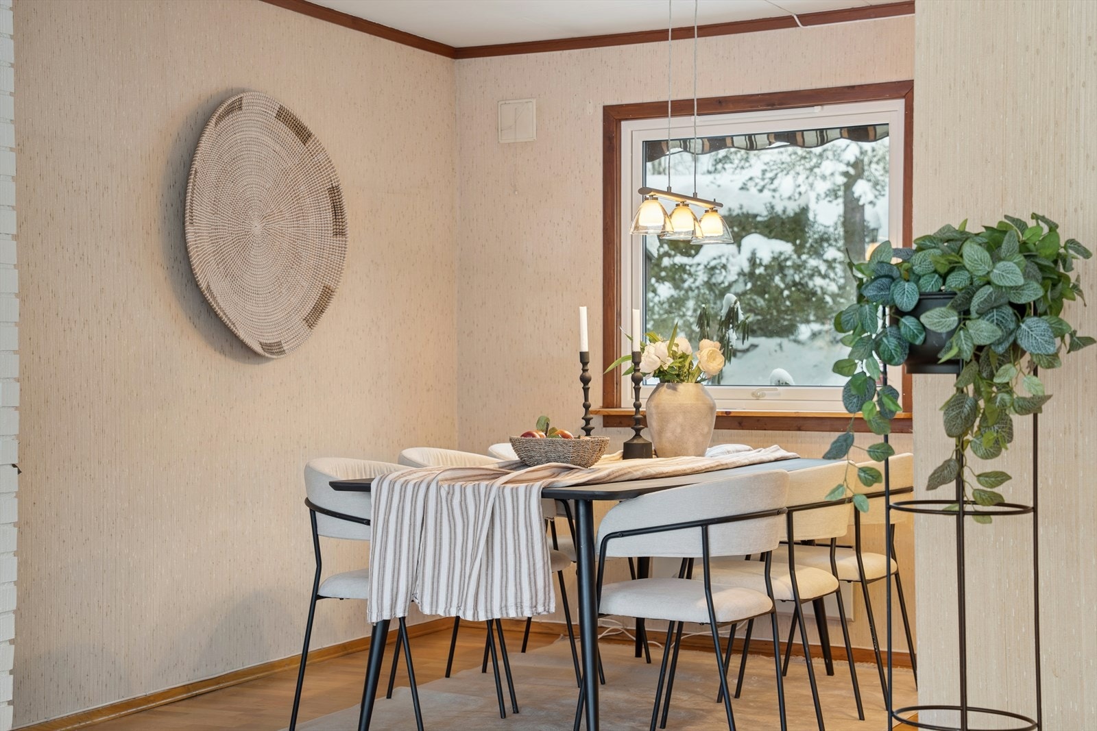 Et trygt bomiljø med nærhet til flott natur og god tilgjengelighet mot både sentrumskjernen og pendlerforbindelser.
Barneskolen Skavanger skole 1.-7. er fra 2021 og har moderne lokaler og flott og uteområde med godt utbud for barna. Galleribilde