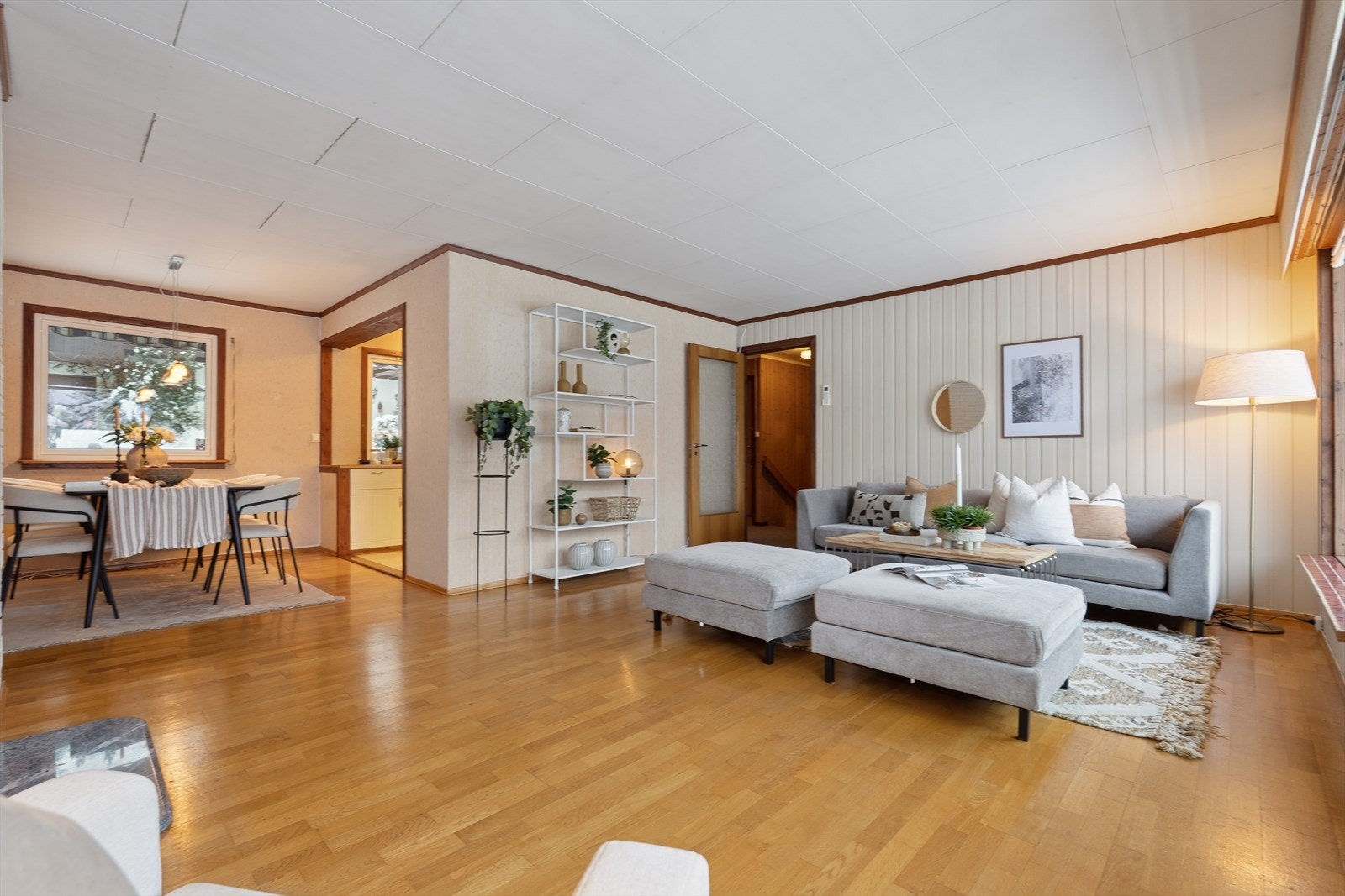 Stuen er romslig og har plass til flere koselige sittesoner. Galleribilde