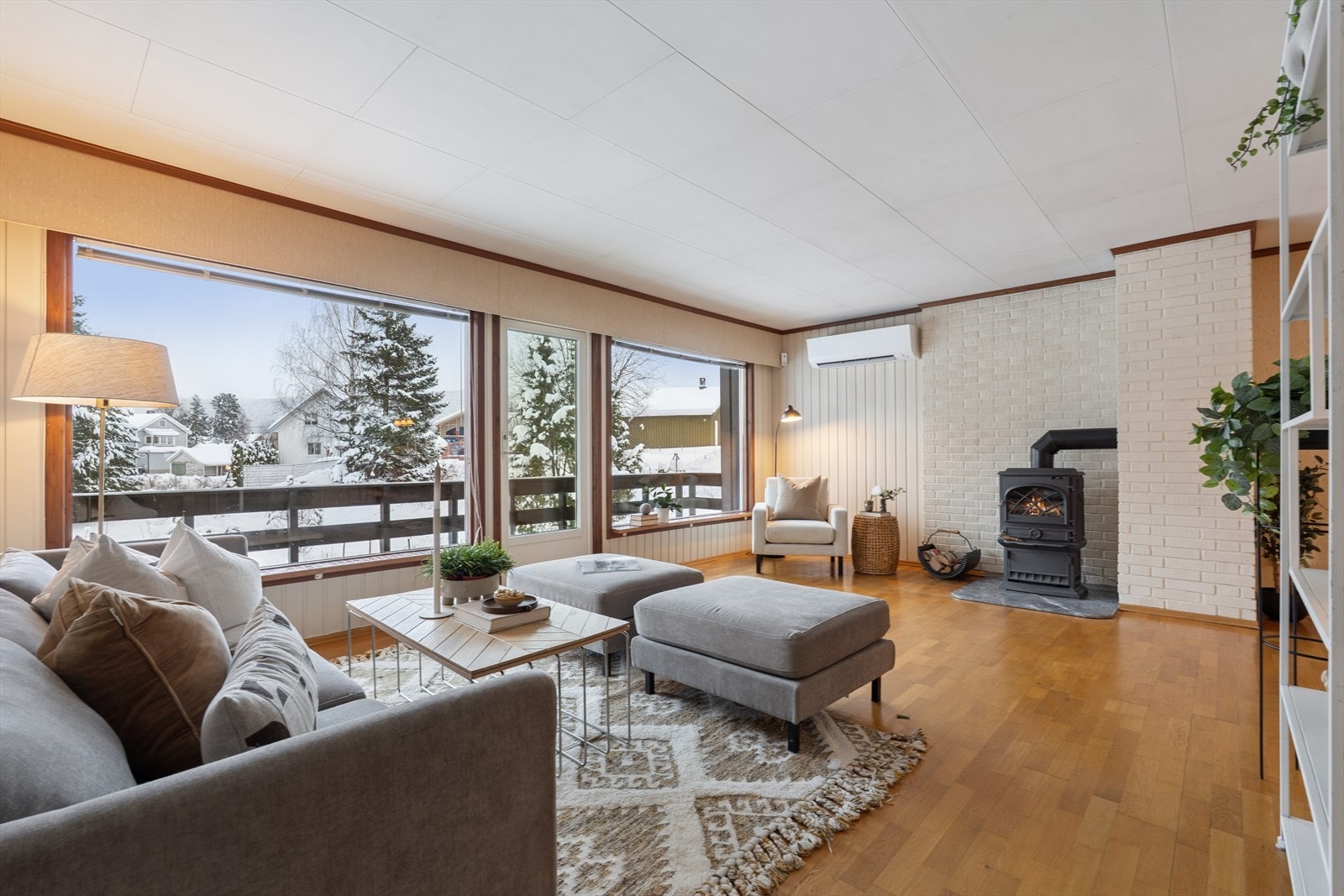 Store vindusflater gir masse lys, og utgang til balkong. Galleribilde