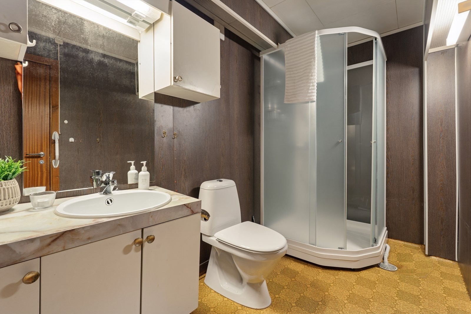 Baderom i u.etg. har toalett og dusjkabinett fra 2017. Galleribilde