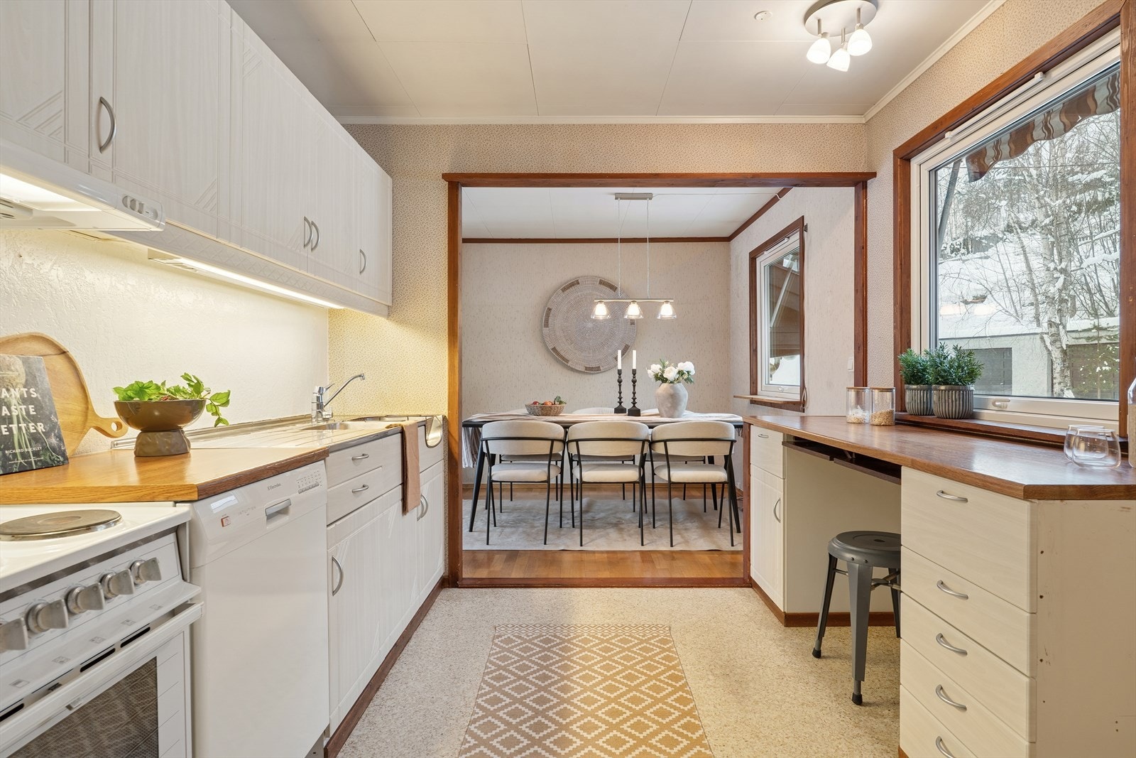 Fra kjøkkenet er det vindu mot inngangspartiet. Galleribilde