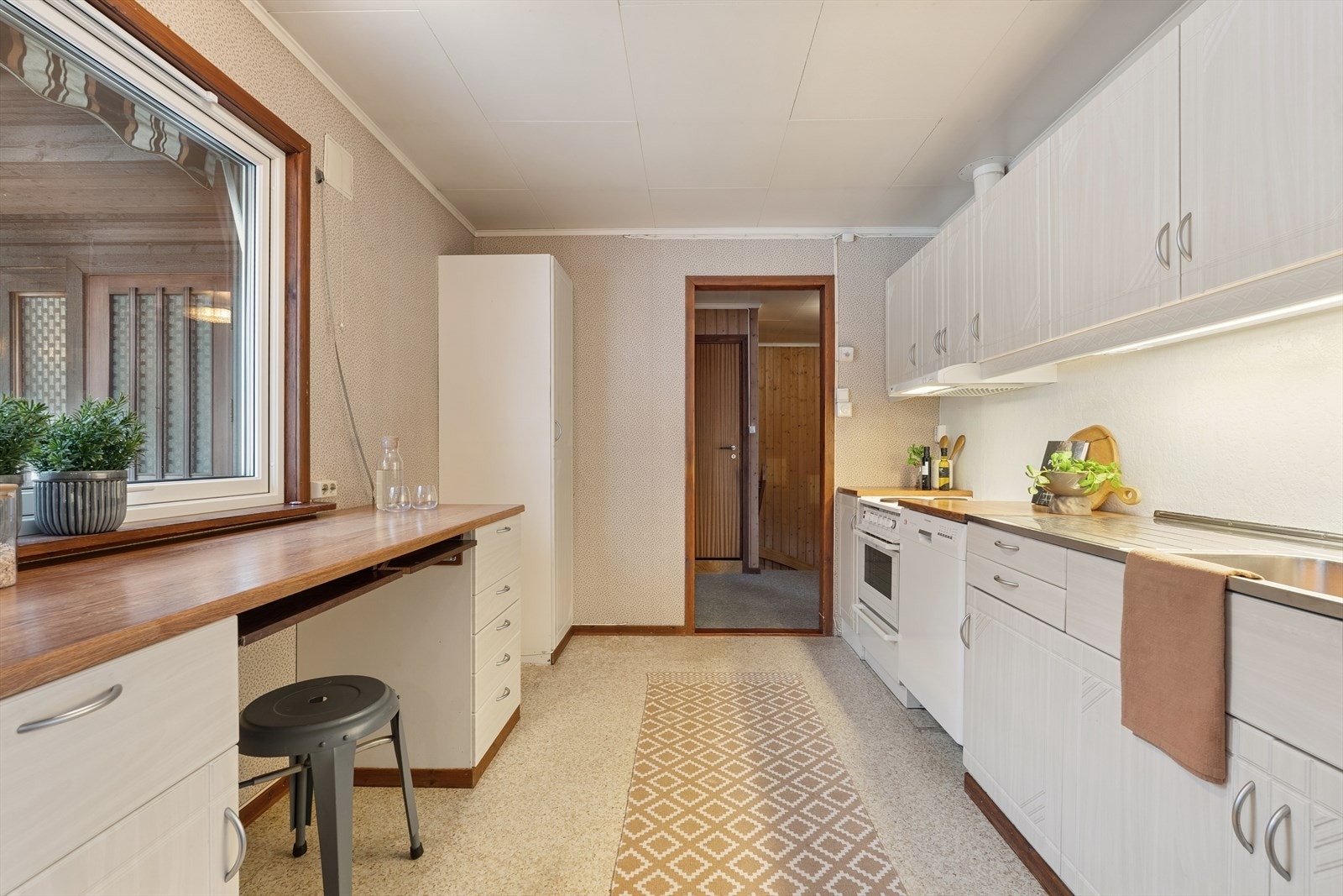 Det er en Kiwi butikk i Numedalsveien, nyoppført badstue ved Kongsberg Bruk og fin sykkel- og gangvei til Kongsberg sentrum. Galleribilde