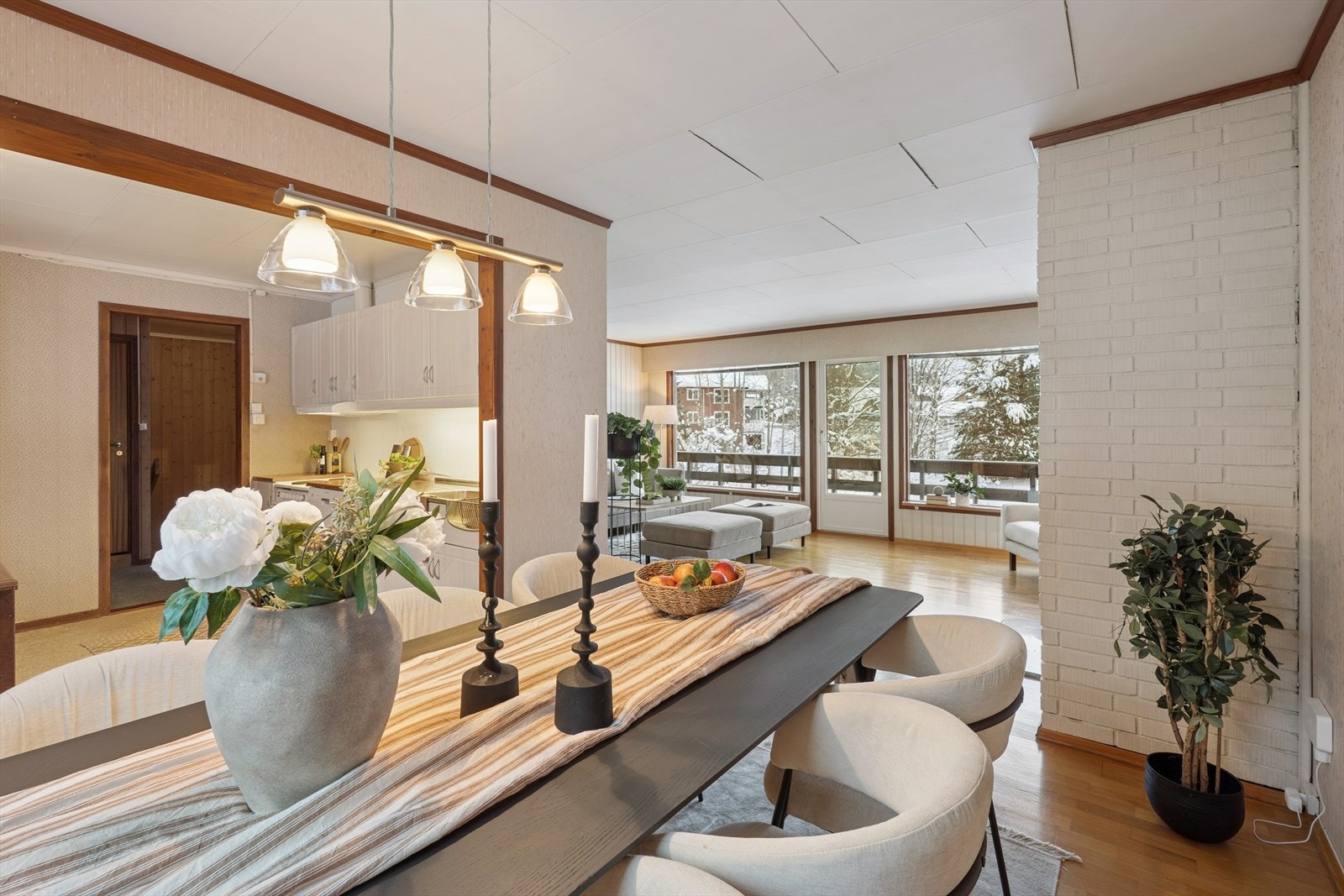 Spiseplassen henger sammen med både kjøkkenet og stua, og gir en god romfølelse. Galleribilde