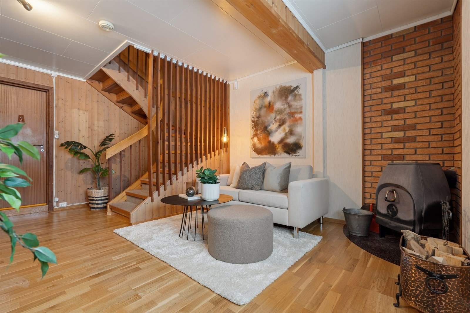 Koselig kjellerstue med plass til tv-krok. Galleribilde