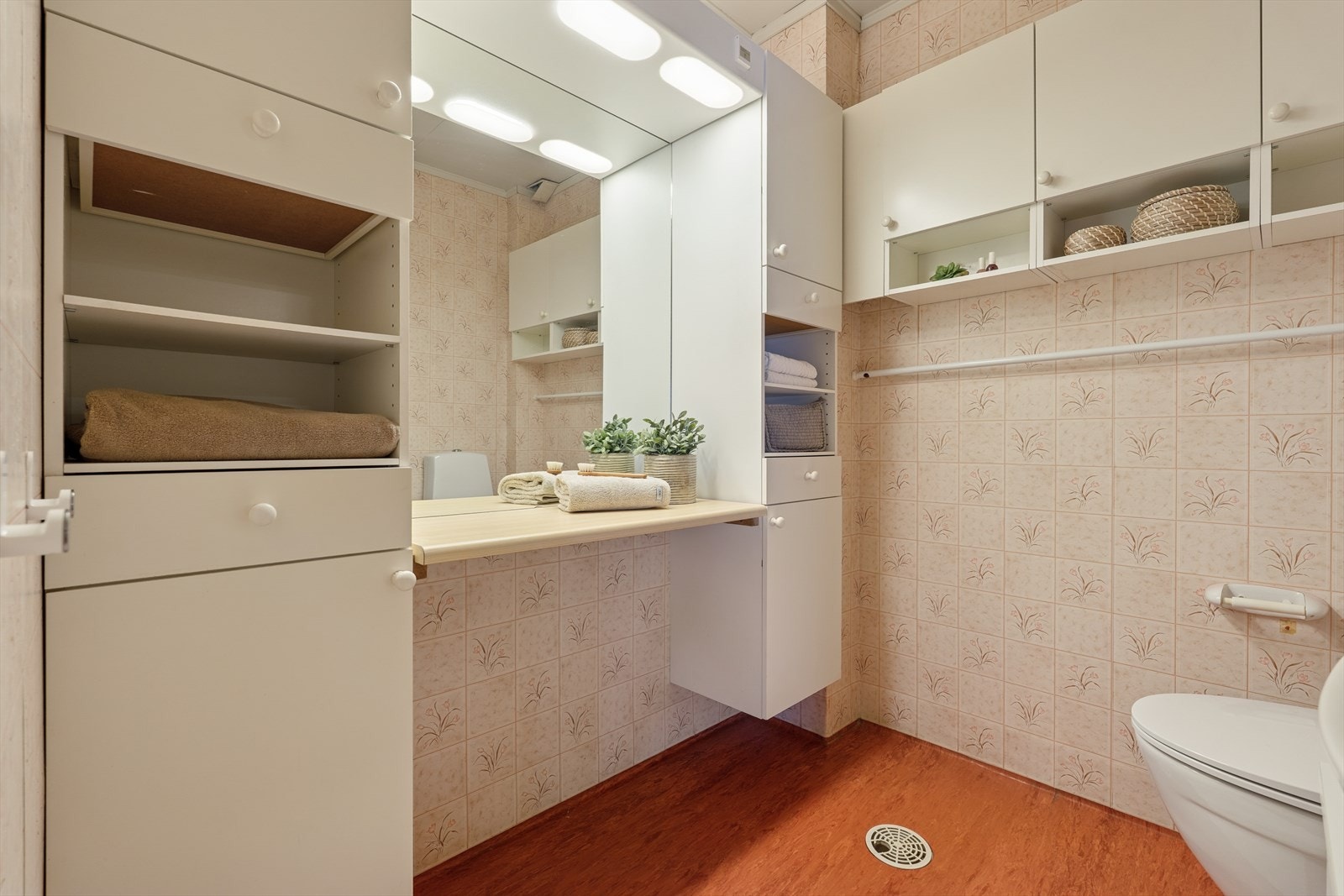 Toalettrom i 1.etg. er utstyrt med toalett, vask og skap. Galleribilde