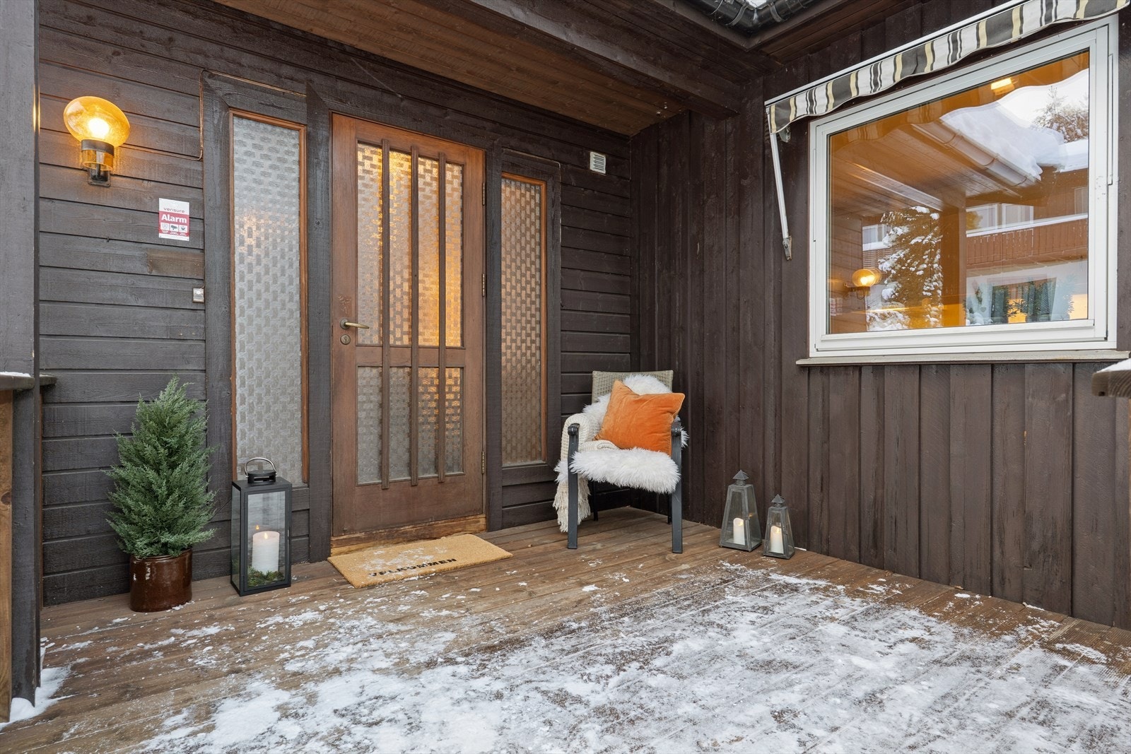 Trivelig inngangsparti med platting. Galleribilde