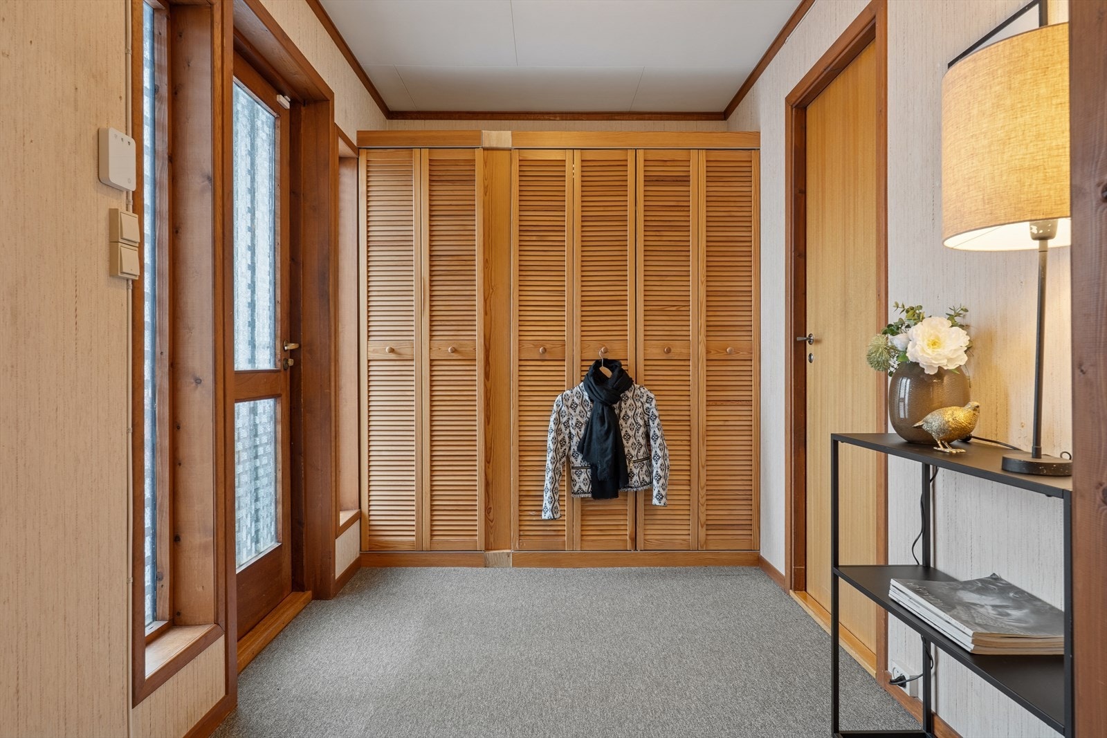 Velkommen inn! Inngangsparti og soverom er tilbygget i 1985. Galleribilde