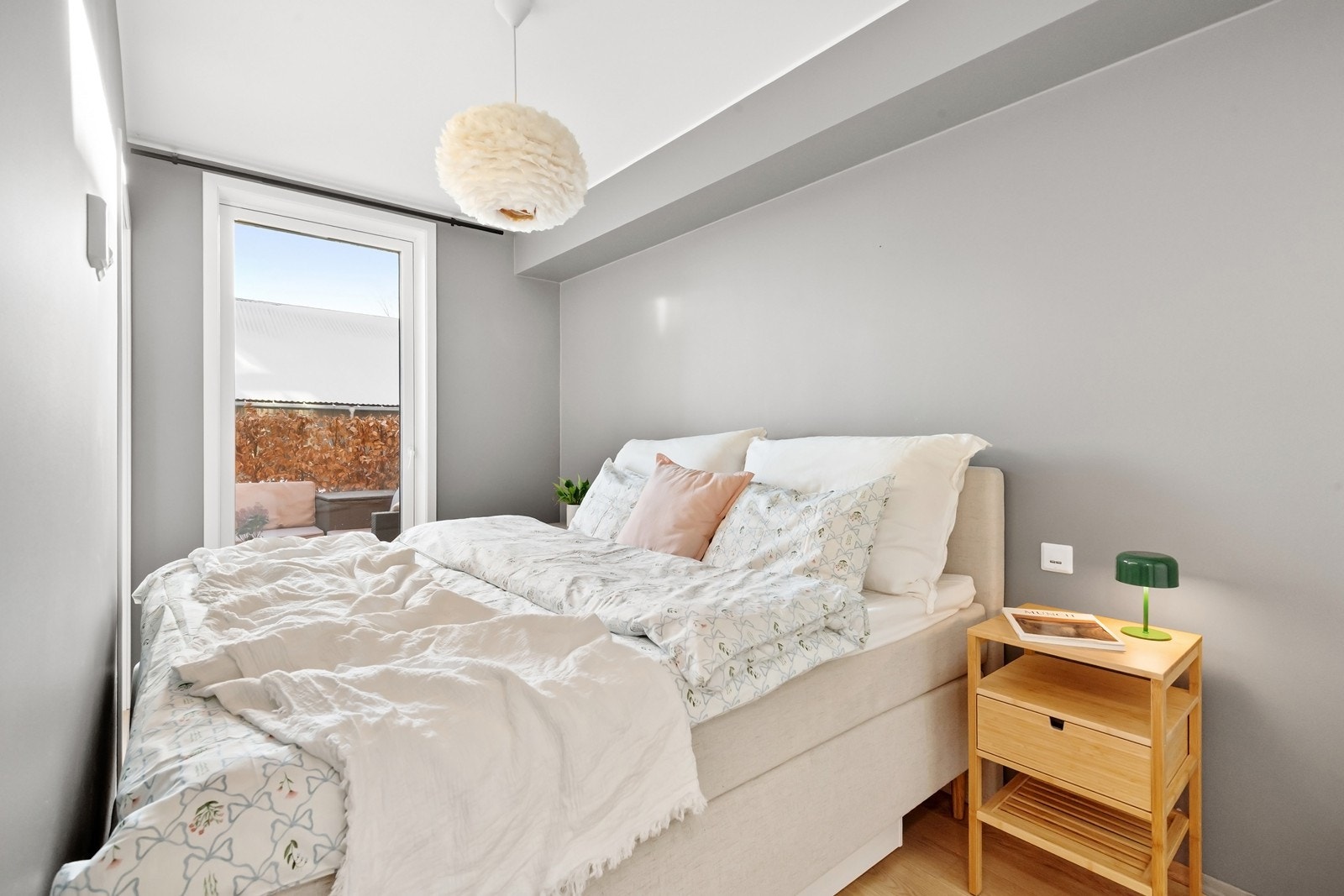 Det er ett soverom i leiligheten, med god plass til dobbeltseng og garderobe. Galleribilde