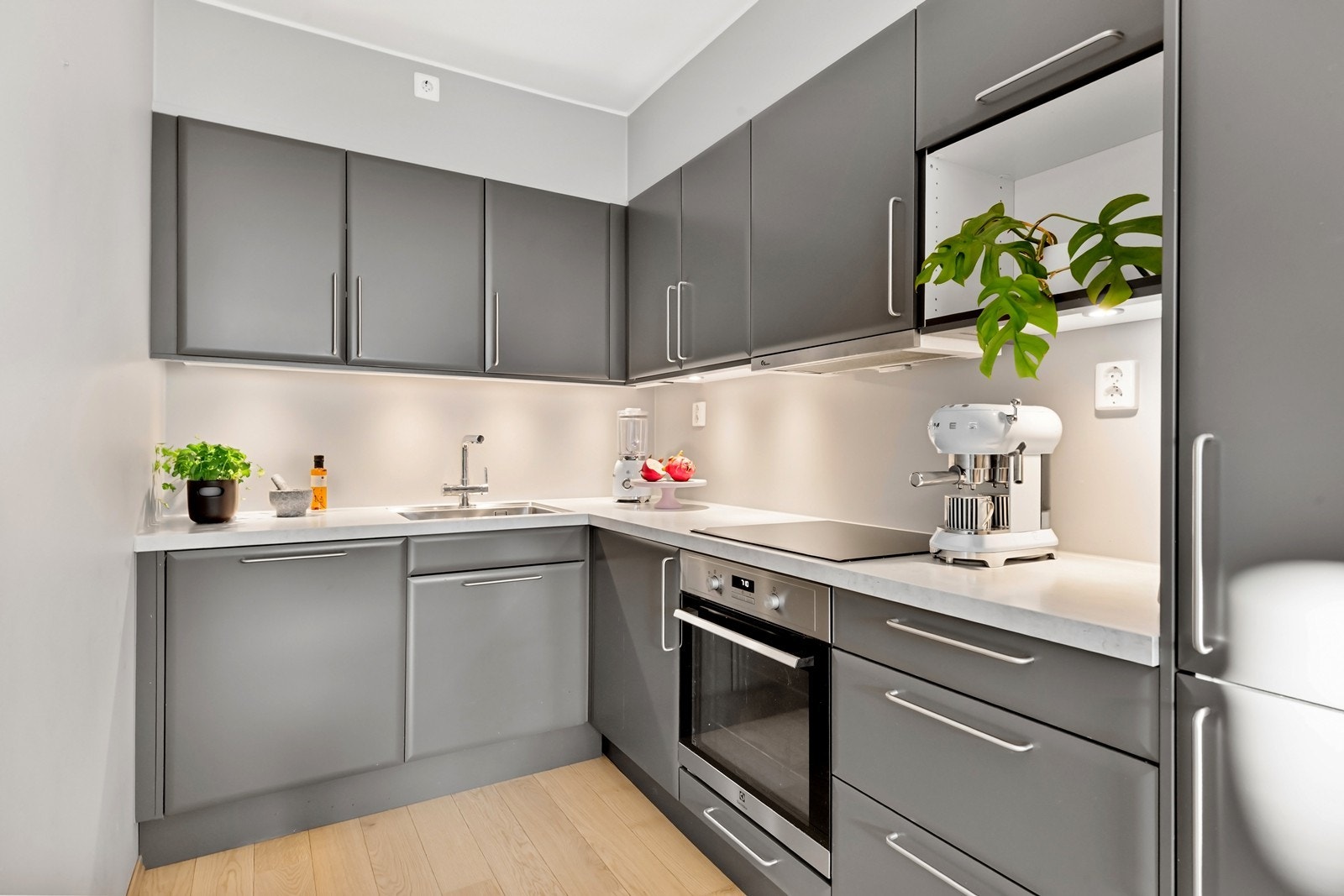 Alle hvitevarene på kjøkkenet medfølger handelen. Galleribilde