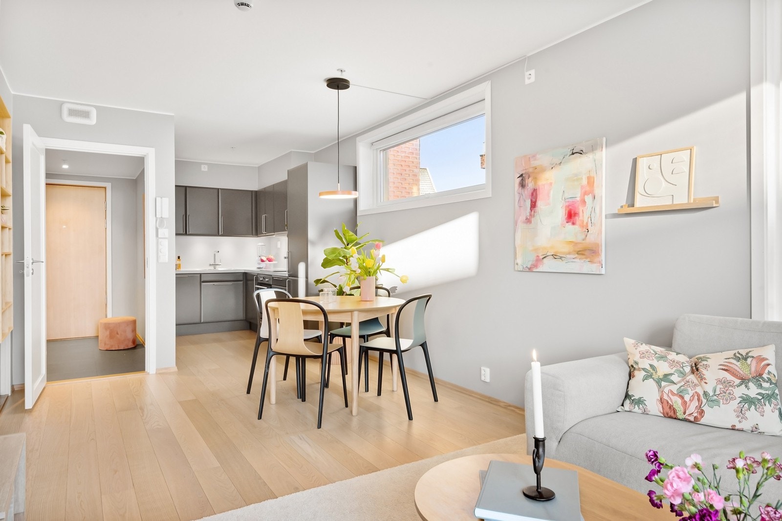 Leiligheten er beliggende i et hjørne og har derfor ekstra lysinnslipp fra vinduet ved spiseplassen. Galleribilde