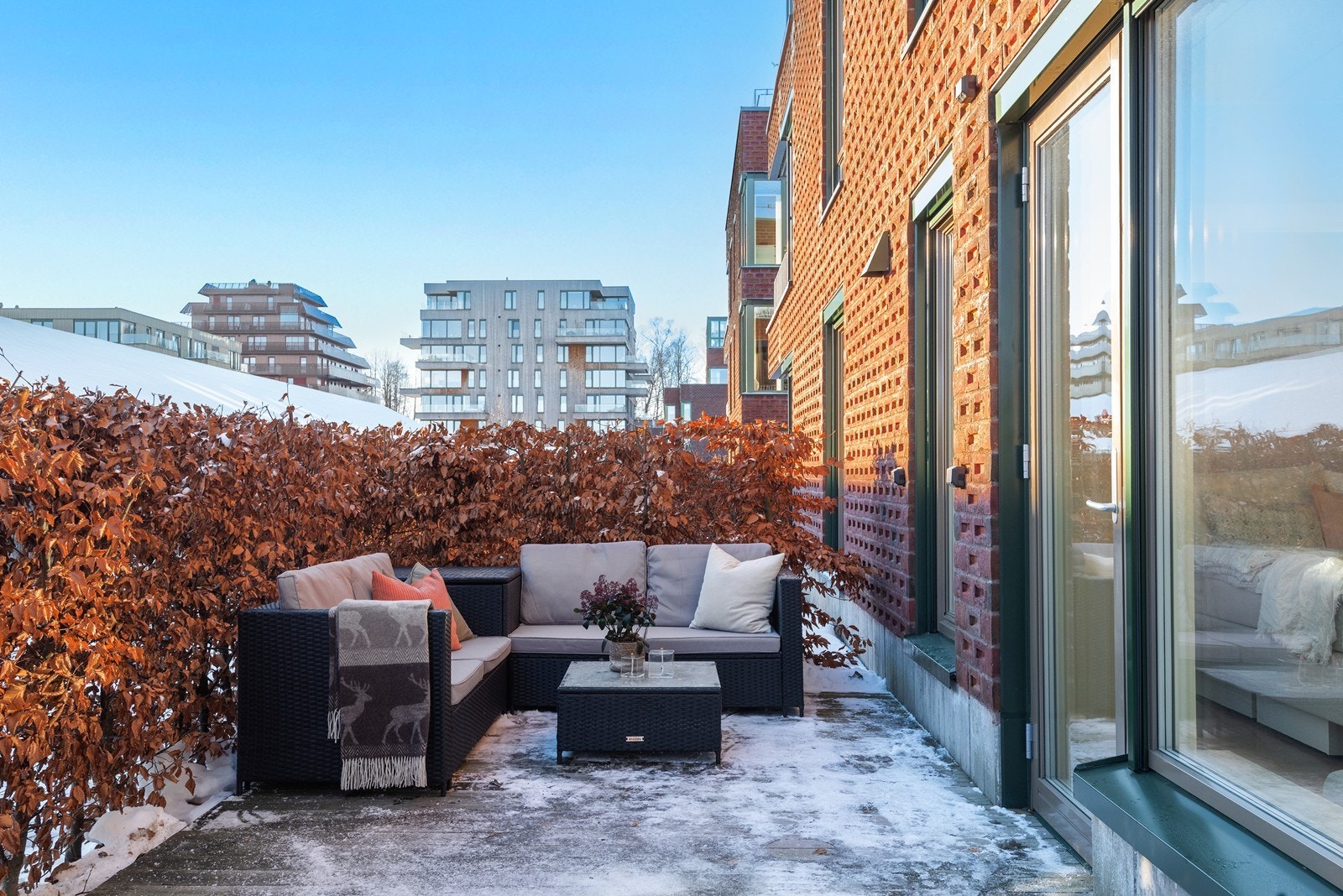 Uteplassen på hele 27 kvm har plass til flere sittegrupper og hyggelige sammenkomster. Galleribilde