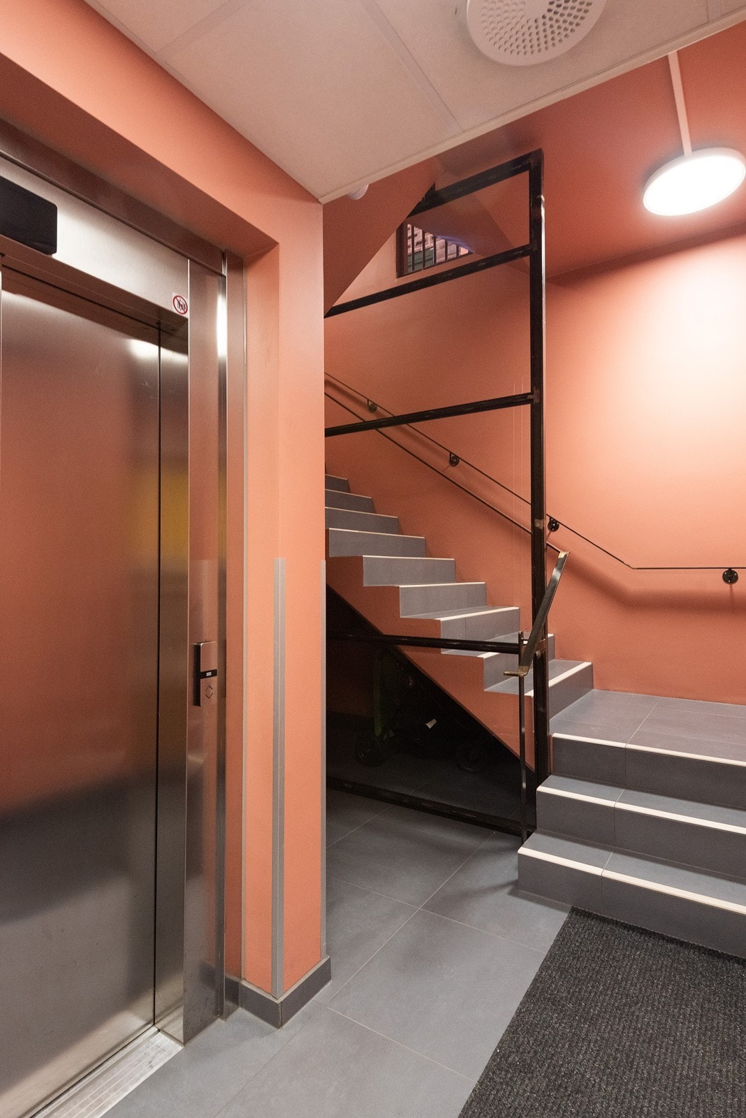 Det er heis i bygget og trivelige fellesarealer. Galleribilde