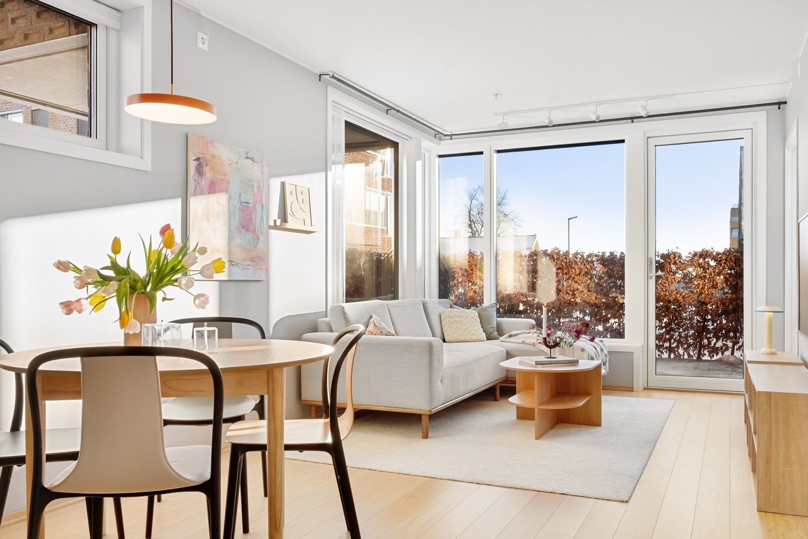 Parkett på gulv og vegger malt i behagelige og nøytrale toner. Galleribilde