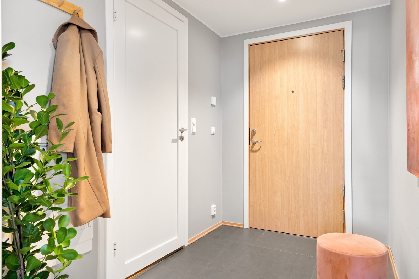 Entrè med god plass til møblement og vannbåren gulvvarme. Galleribilde