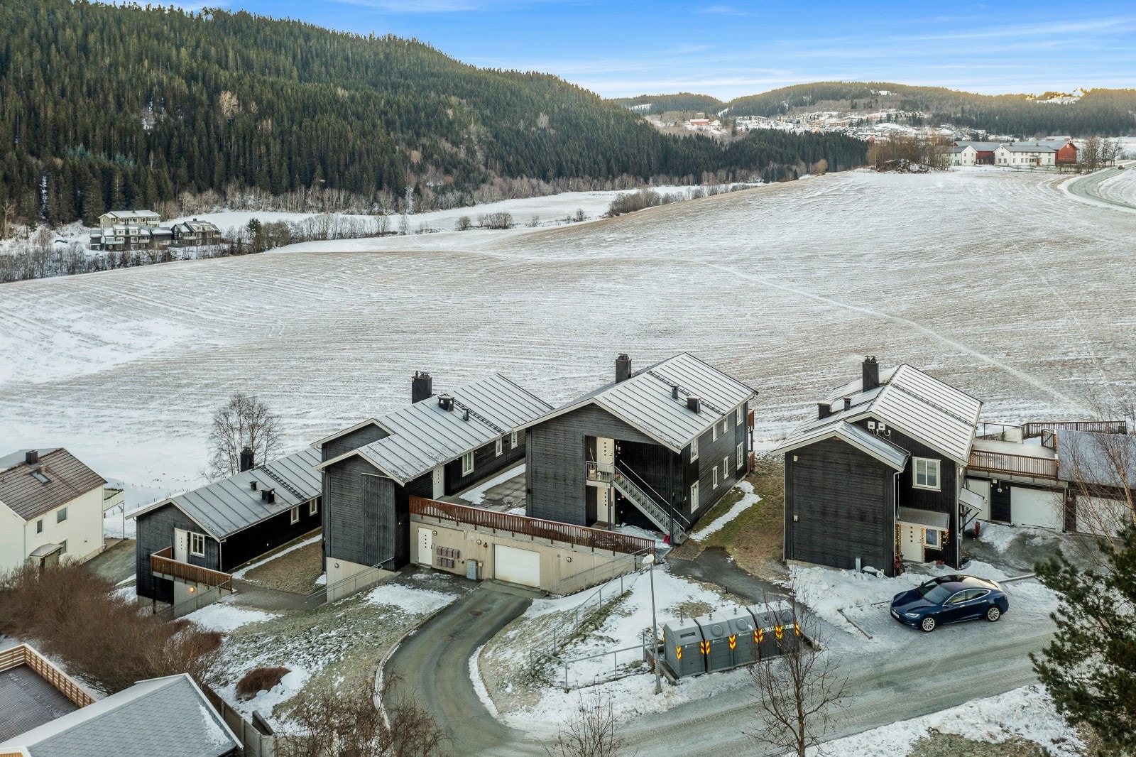 Flotte turområder rett ved boligen. Varmekabler i veien ned til garasjeporten. Galleribilde