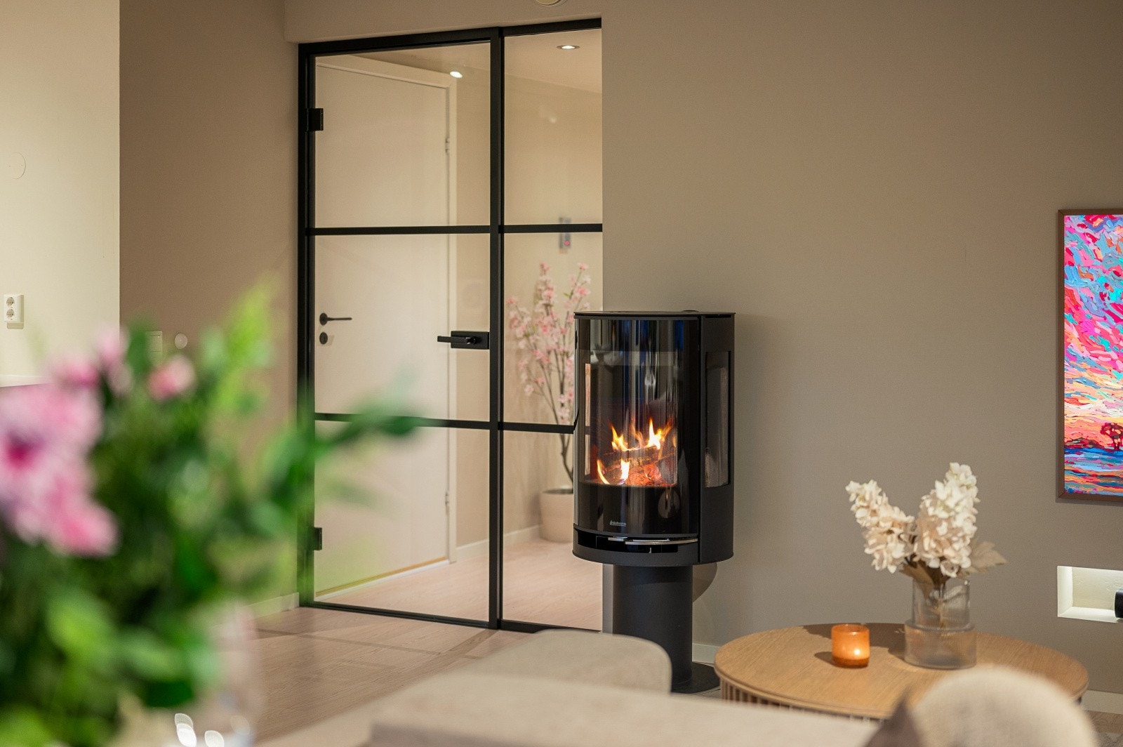 Rom i gang avskilt med lyddempende glassdør lager naturlige soner i boligen. Galleribilde