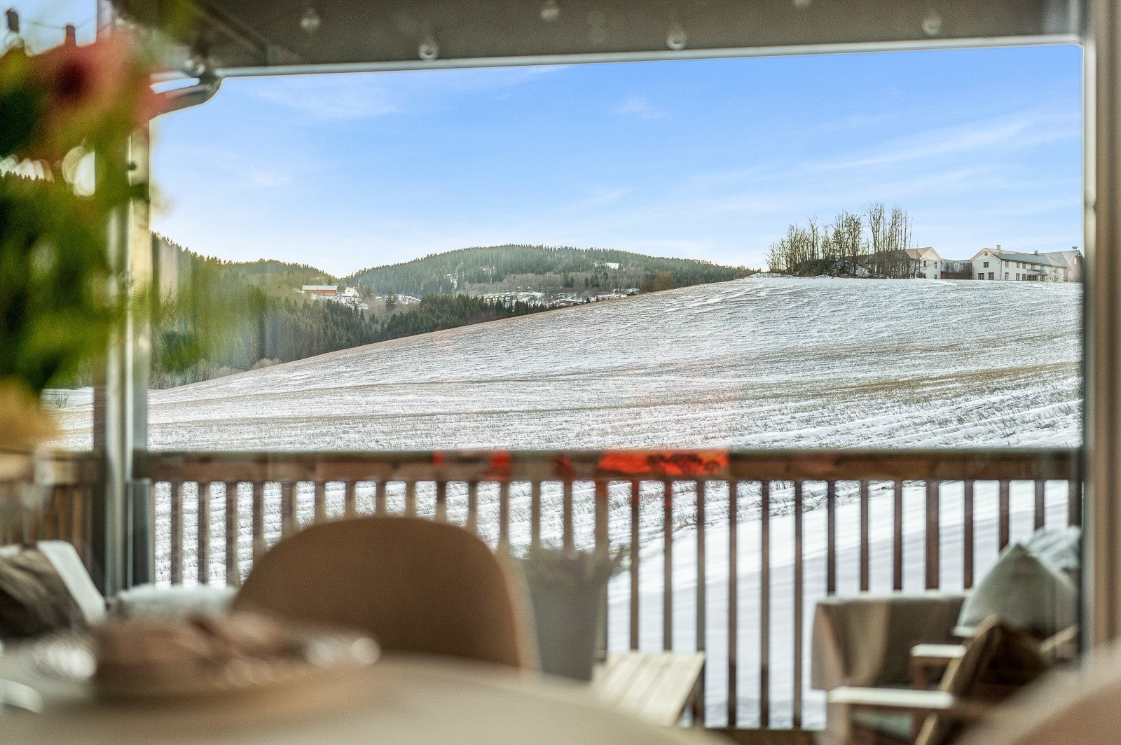 Terrasse med flott, åpen utsikt mot store jorder og grønne omgivelser. Galleribilde