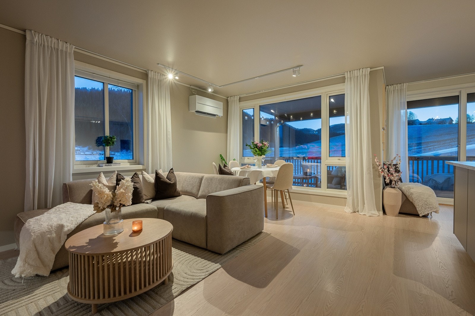 Gode vindusflater gir godt med naturlig lysinnslipp. Galleribilde