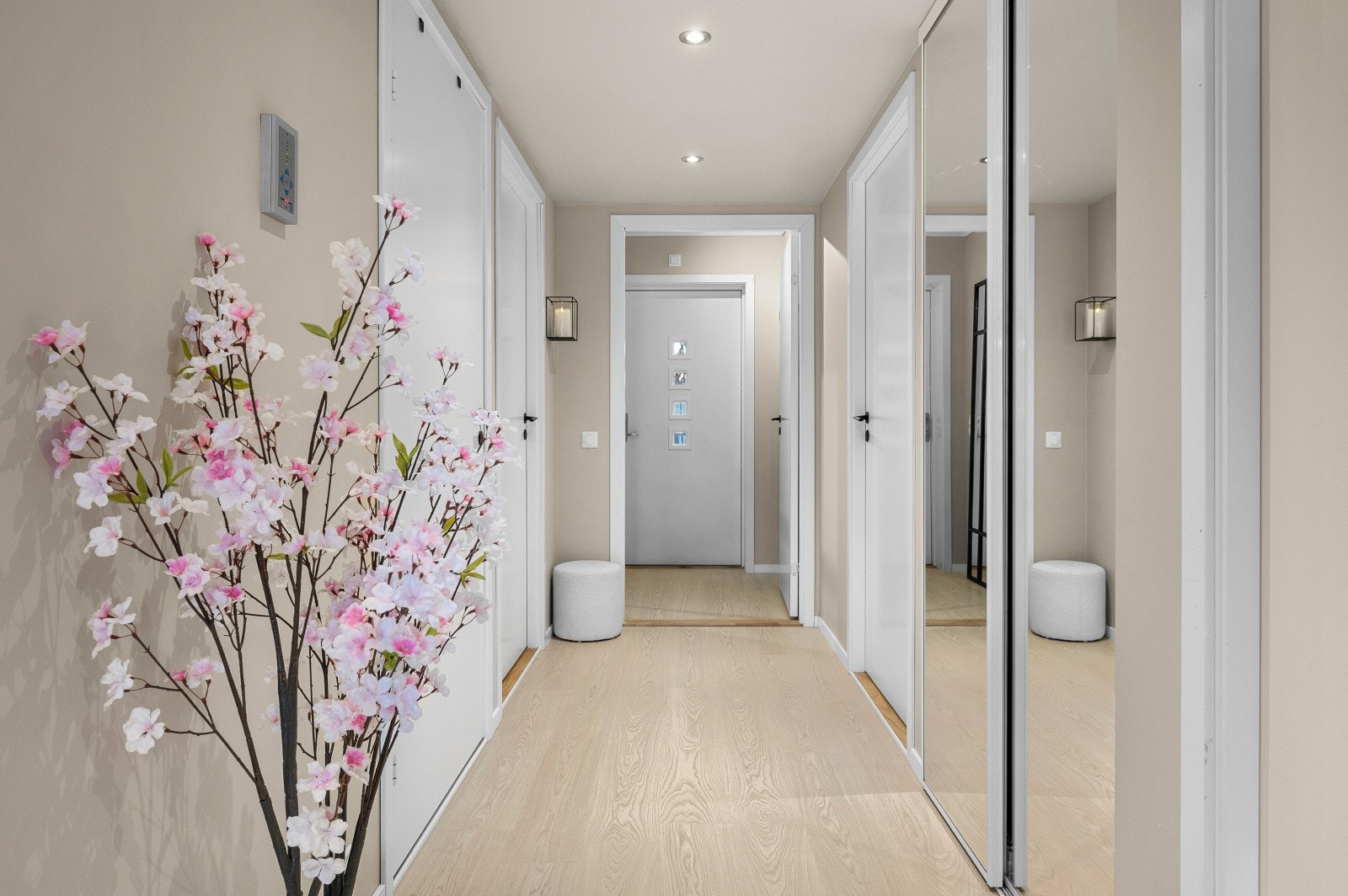 Nytt gulv fra 2024 i hele boligen. Galleribilde