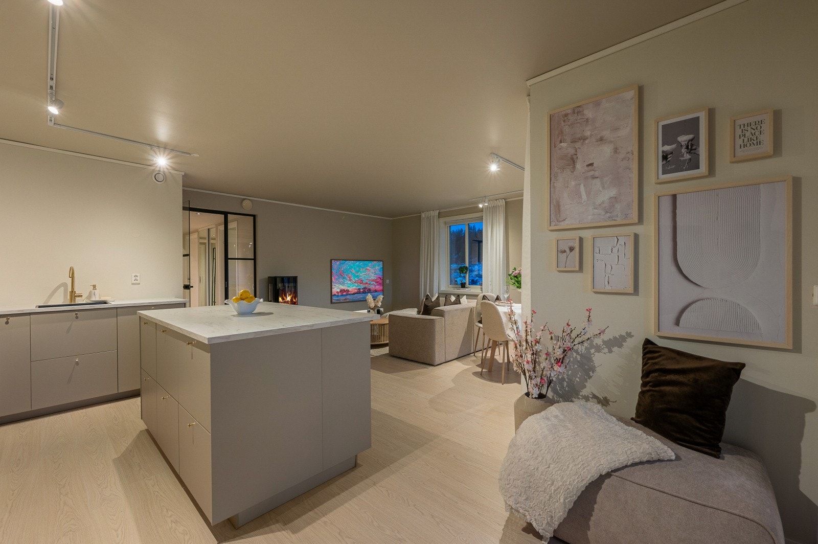 Kjøkkenet harmonerer godt med stuen. Åpen løsning, men tilbaketrukket fra stuen. Galleribilde