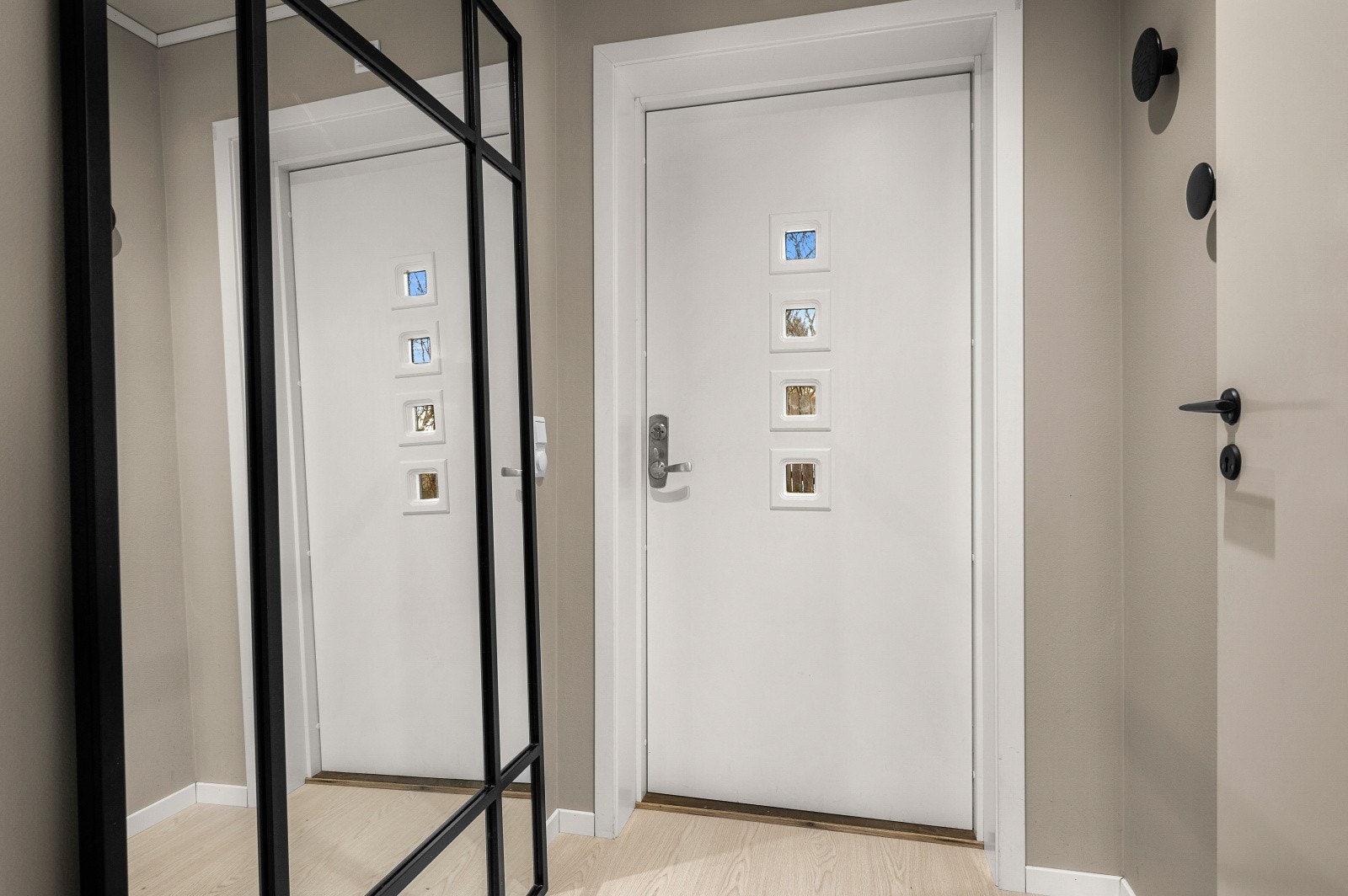 Entré med vindfang som reduserer varmetap på kalde vinterdager. Galleribilde