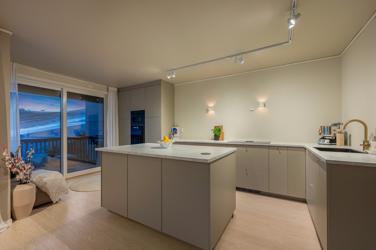 Lekkert kjøkken med slette overflater i moderne farger. Galleribilde