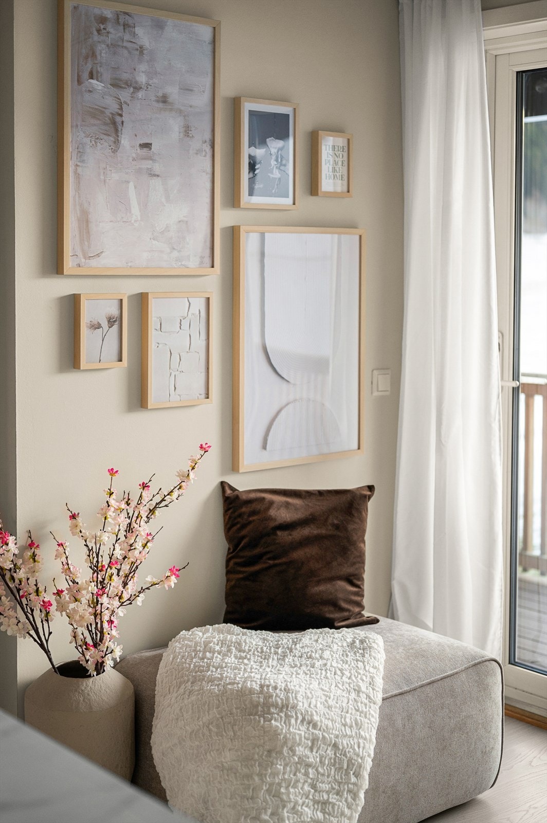 Stilrent farge- og materialvalg er gjennomgående i boligen. Overflater er malt i 2024. Galleribilde