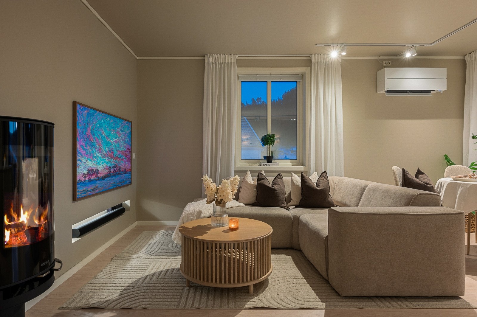 Lun og stilren stue med peisovn, varmepumpe og god plass til sofagruppe. Galleribilde