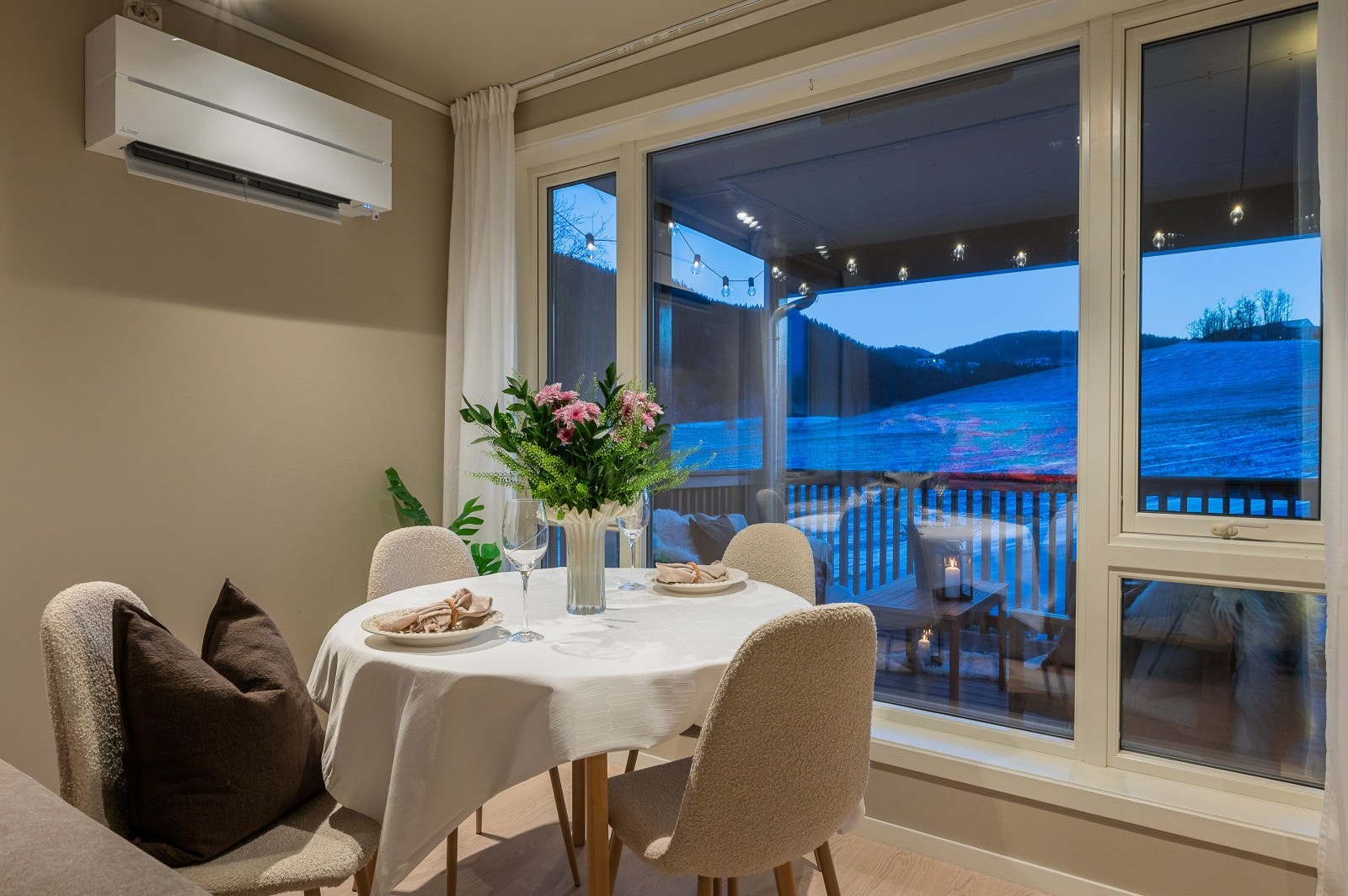 Plass til spisebord som kan slåes ut med plass til hele familien. Galleribilde