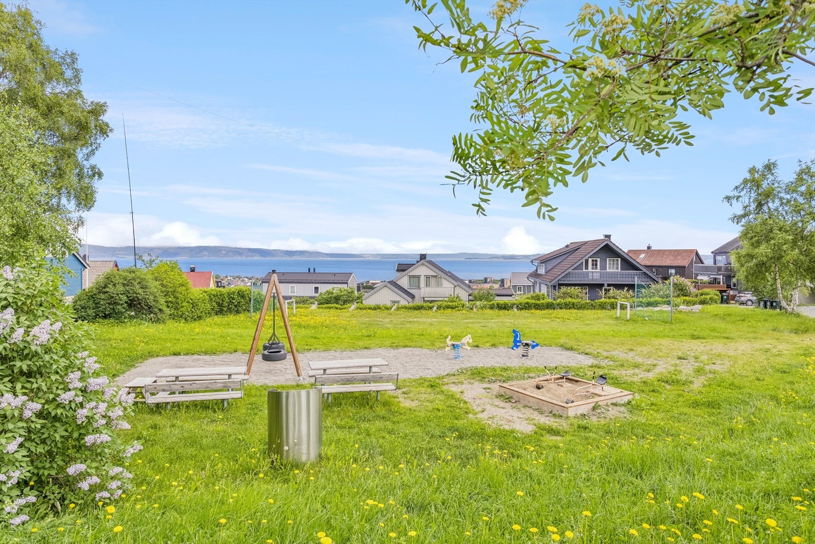 Sommerbilde av lekeplassen rett ved eiendommen Galleribilde