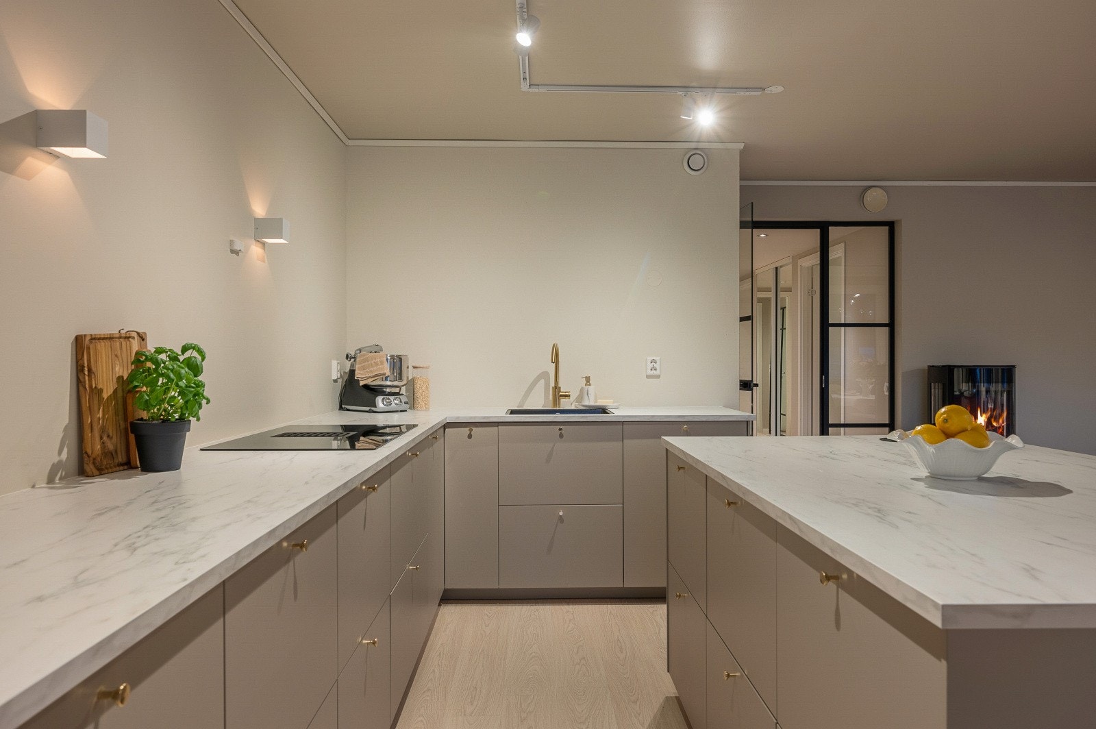 Meget innholdsrikt og delikat kjøkken. Alle hvitevarer medfølger. Galleribilde