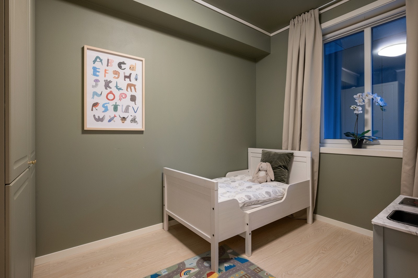 Soverom 3, med harmoniske farger og gode møbleringsmuligheter for barnerom. Galleribilde