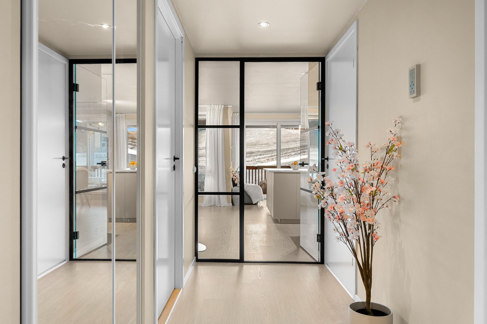 Lys gang med innebygd skyvedørsgarderobe med speil. Galleribilde