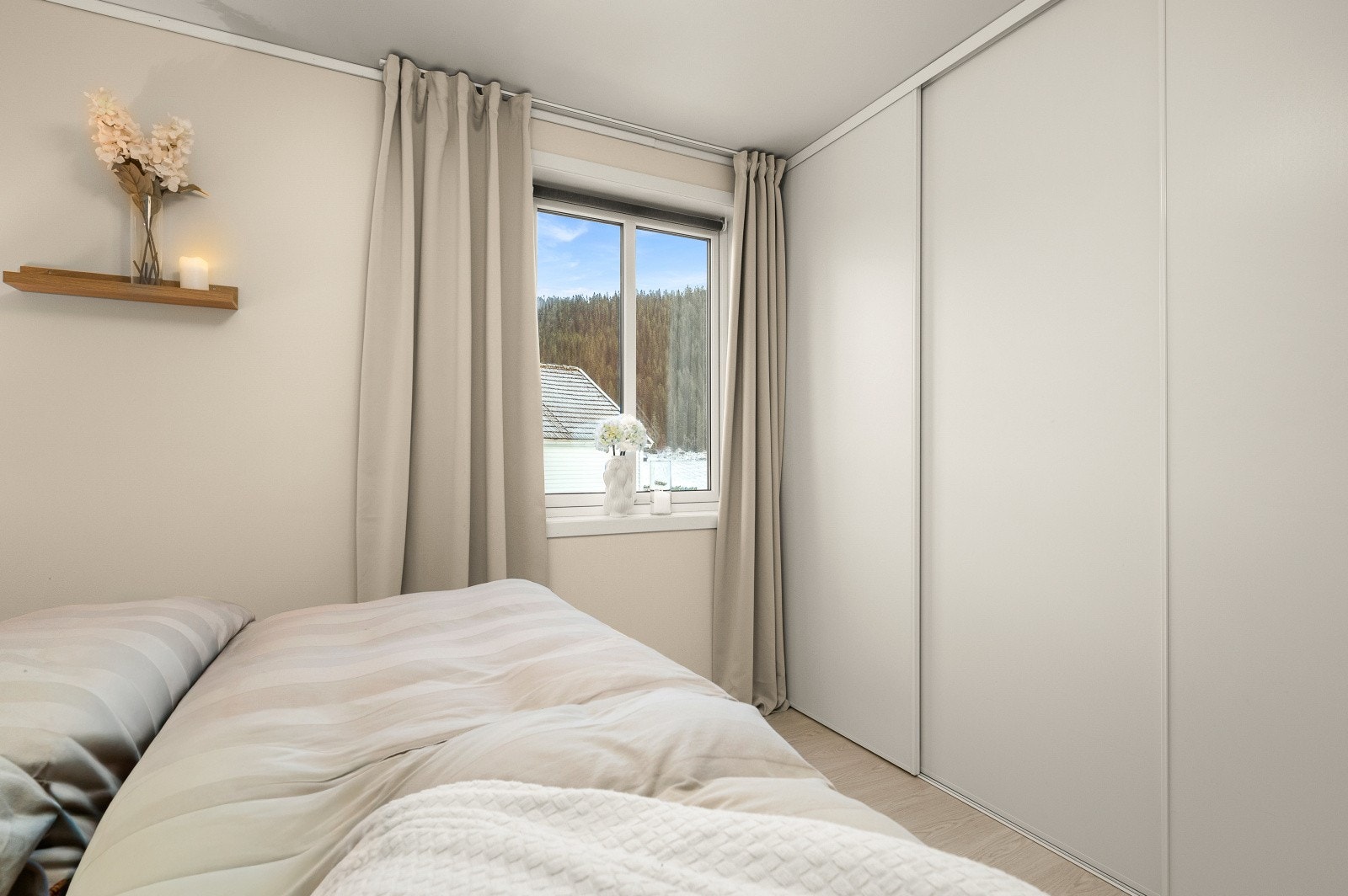 Soverom med stor skyvedørsgarderobe med oppheng, skuffer og hyllesystem. Galleribilde