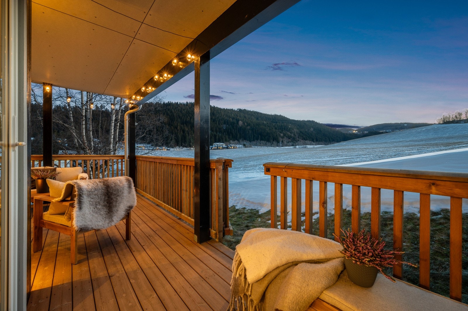 Overbygd terrasse som gir en lun og skjermet følelse. Direkte nedgang til hage. Galleribilde
