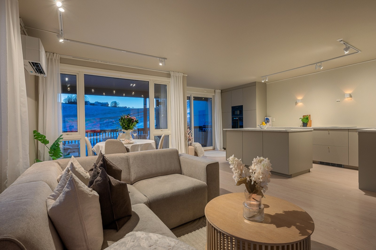 Kjøkkenøyen skaper et skille mellom kjøkken og stue. Galleribilde