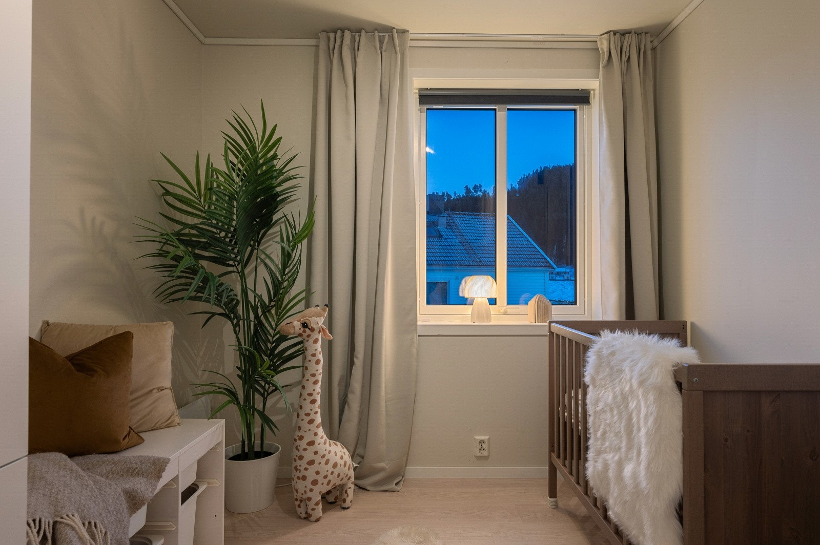 Soverom 2 som egner seg godt som barnerom eller gjesterom. Plass til seng, pult og garderobeskap. Galleribilde