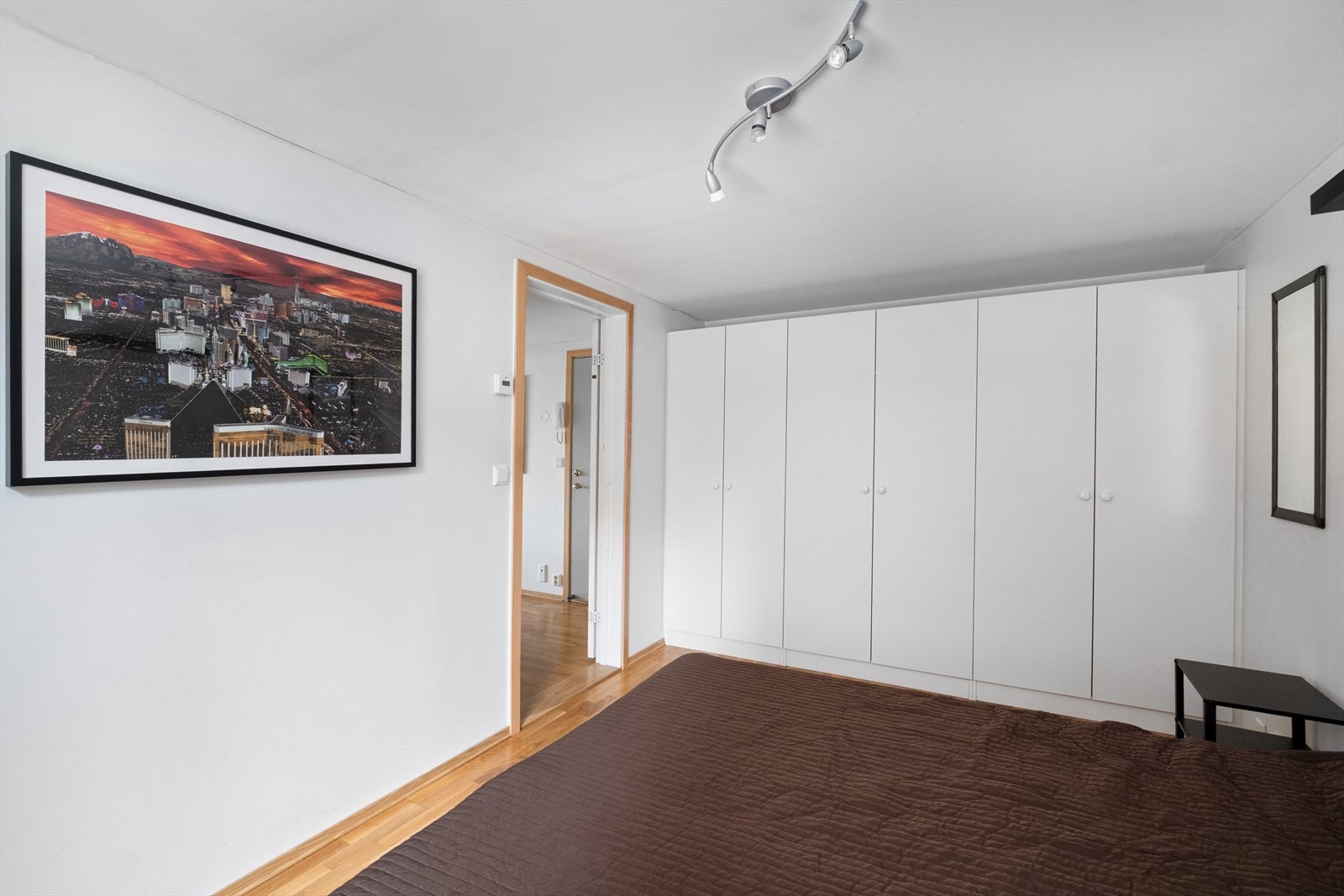 Rommet har også innebygd garderobeskap som gir god oppbevaringsplass. Galleribilde