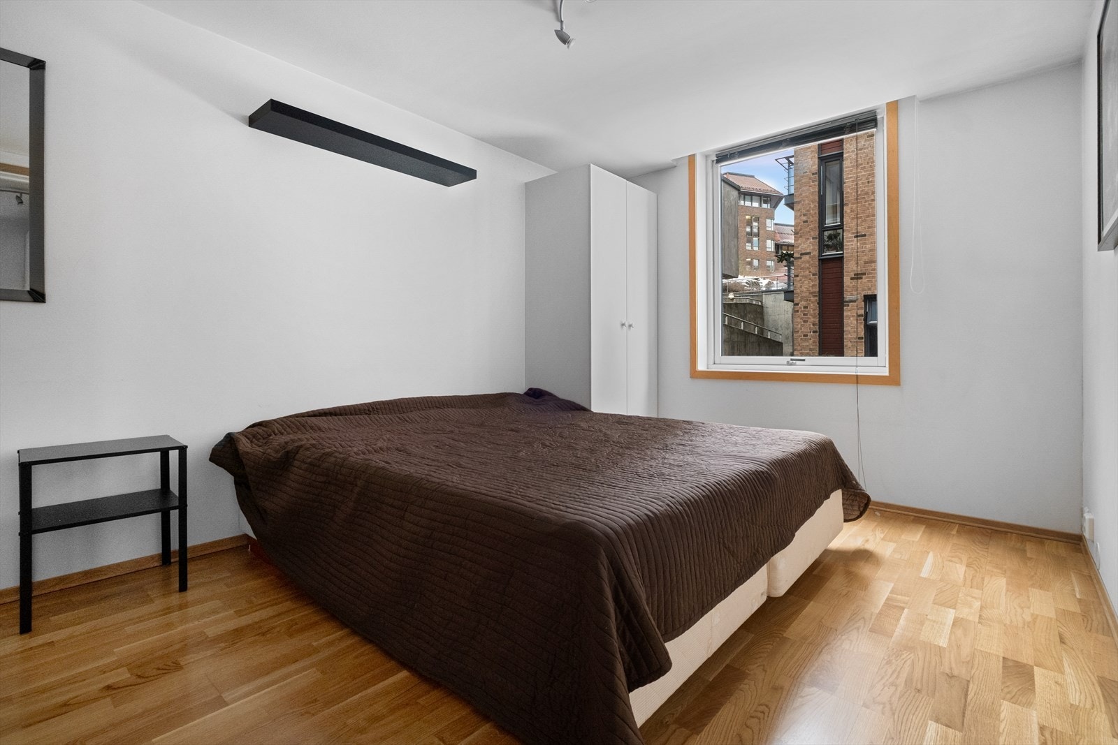 Leiligheten har et stort hovedsoverommet med god plass til dobbeltseng og nattbord. Galleribilde