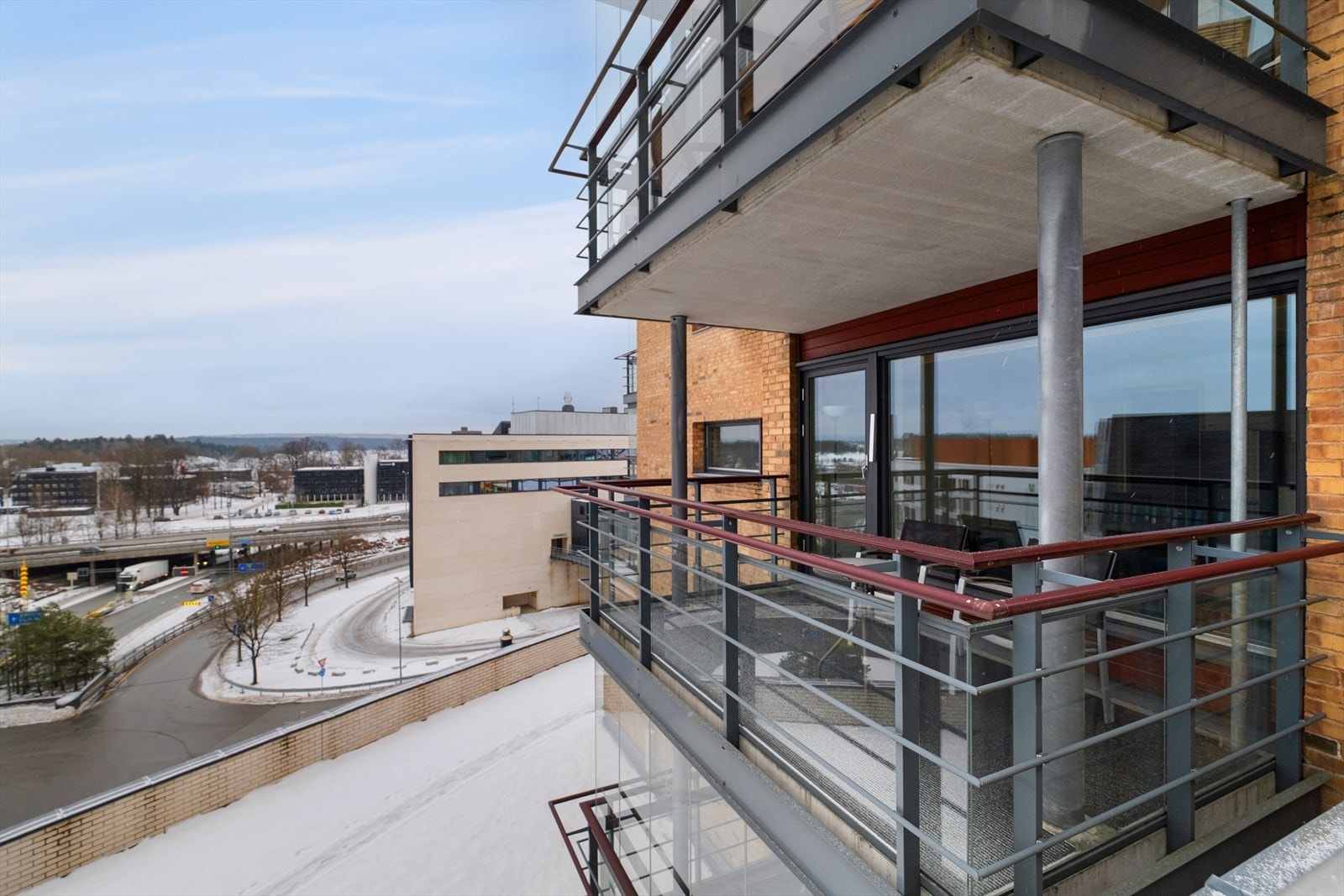 Solrikt overbygget balkong med utsikt. Galleribilde