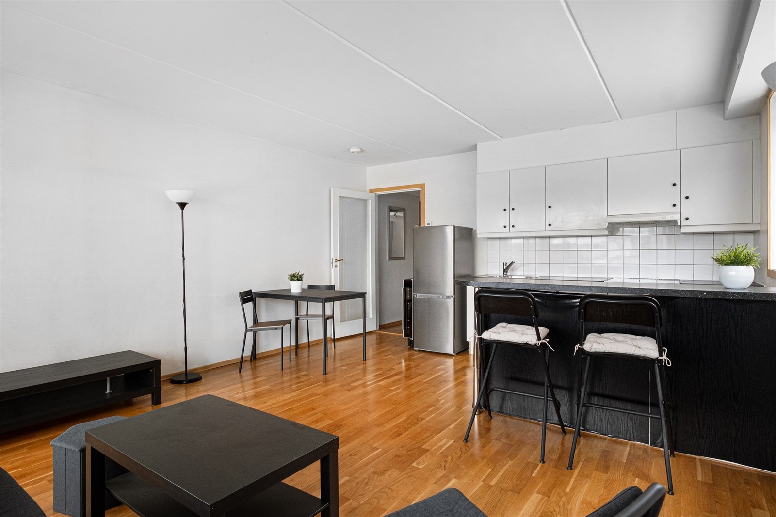 Romslig stue med åpen løsning mot kjøkkenet. Galleribilde