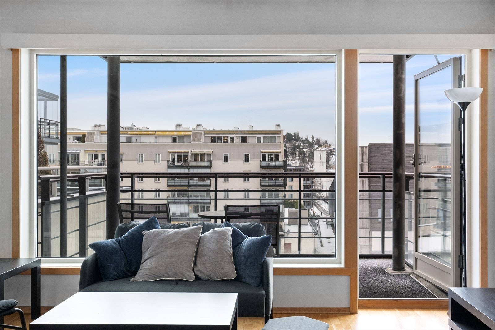 Fra stuen er det utgang til en stor overbygget balkong med hyggelig utsyn og gode solforhold Galleribilde