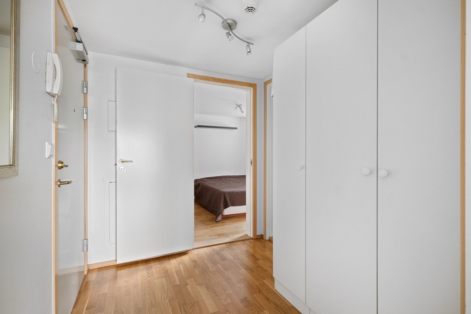 Praktisk entré med parkett gulv og garderobeskap for yttertøy og sko. Varme i gulvet. Galleribilde