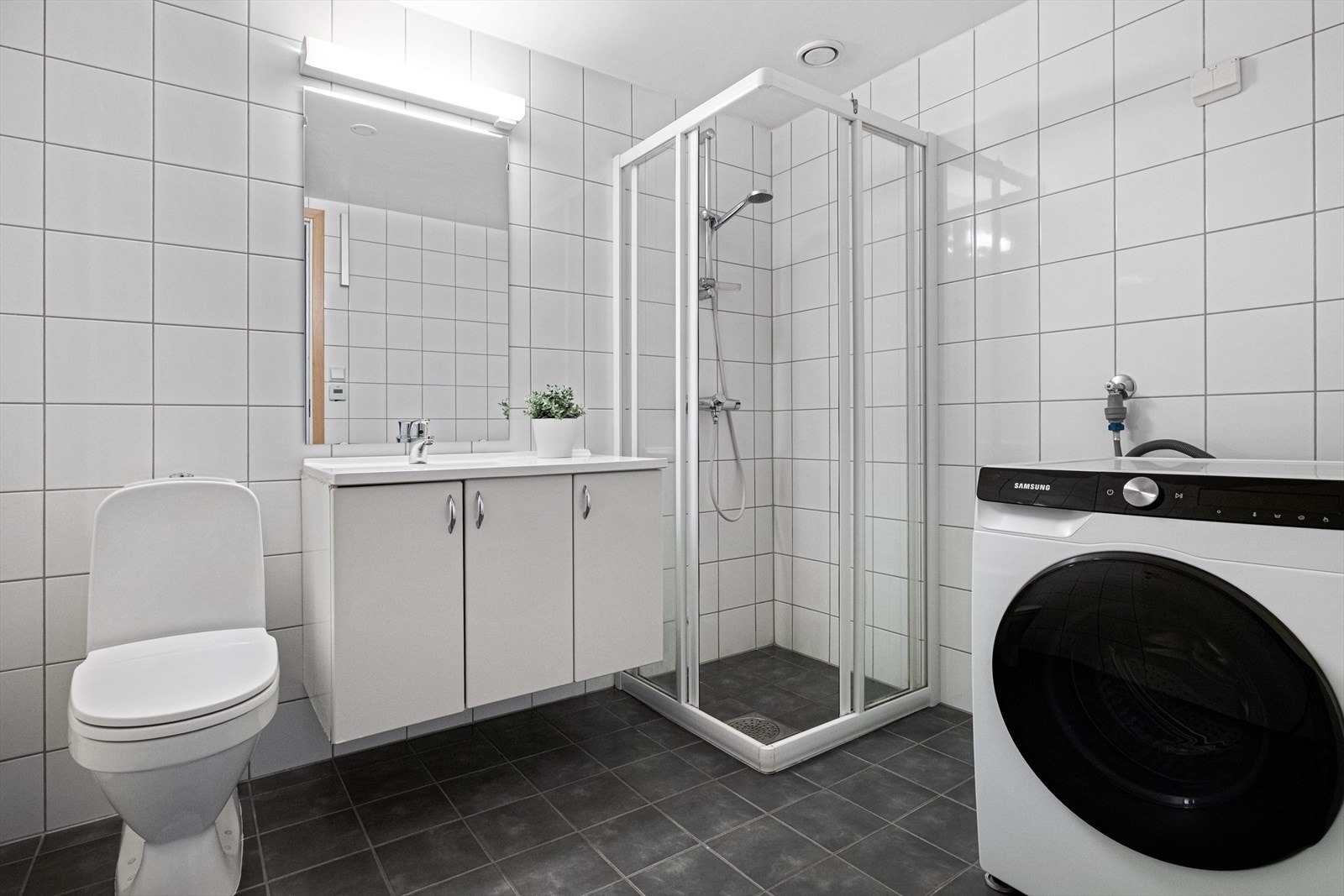 Baderom fra 2007 med flislagte vegger og gulv med vannbåren varme. Galleribilde