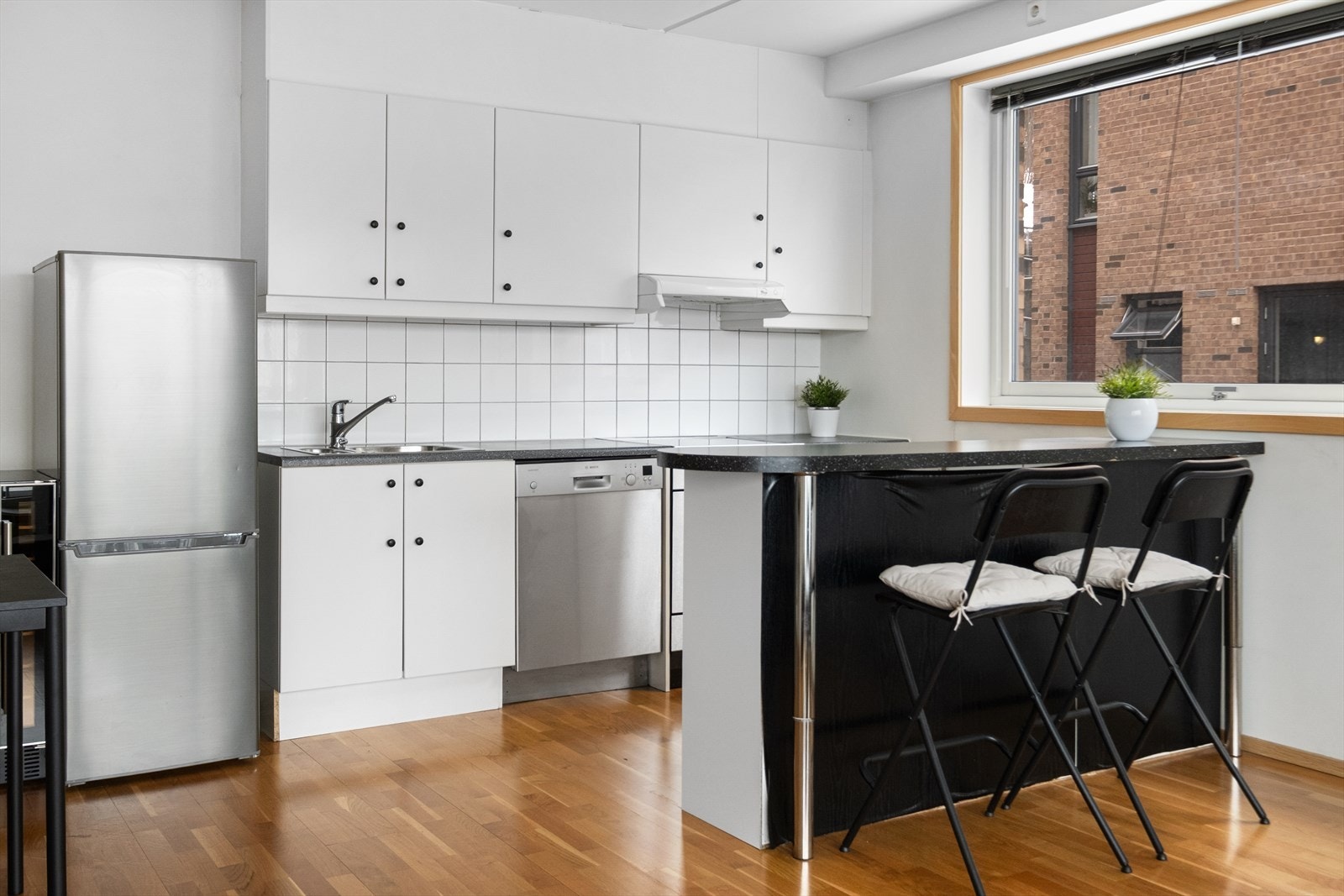 Kjøkkenet har innredning med glatte fronter og benkeplate i laminat. Galleribilde