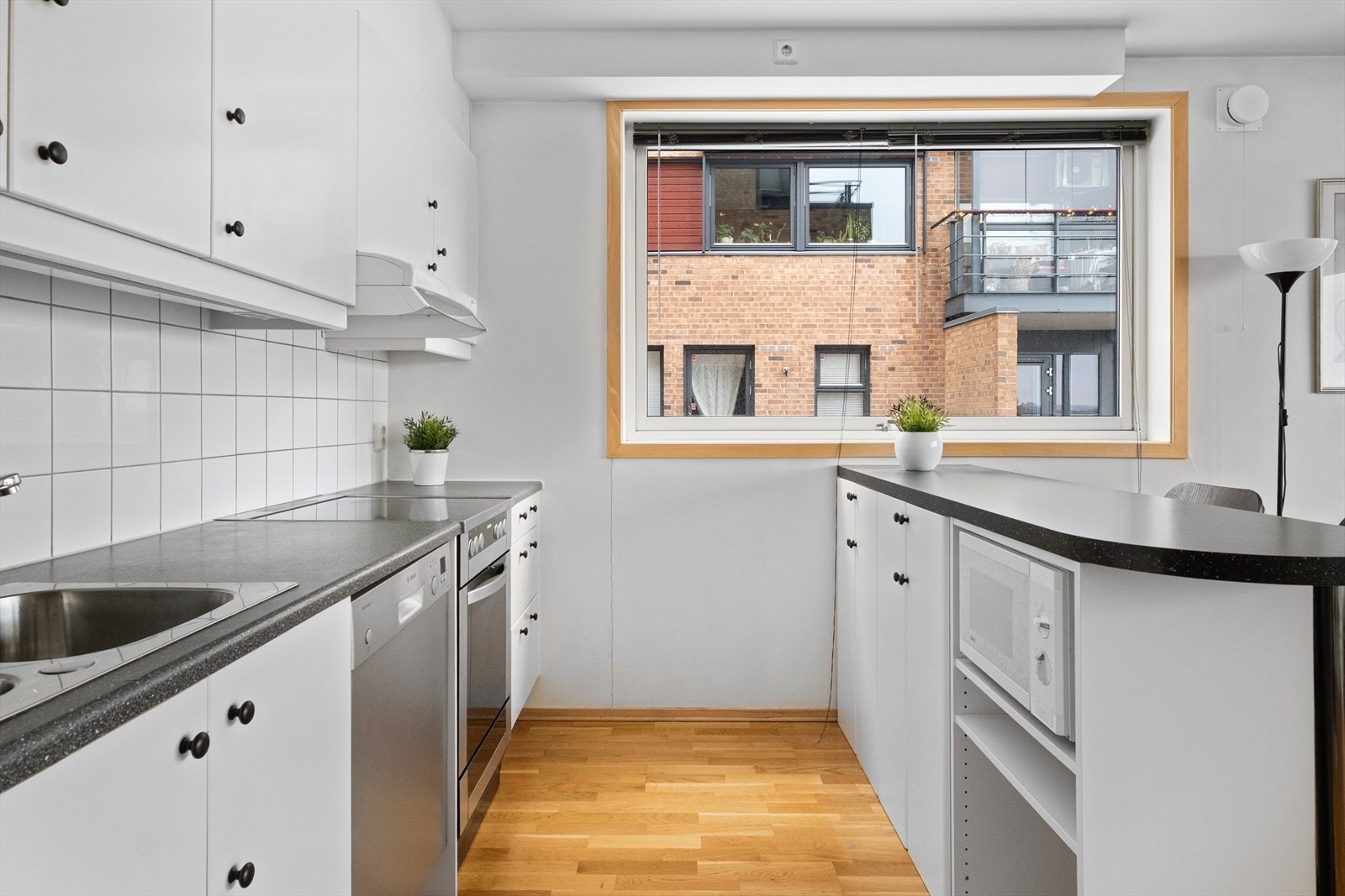 Det er frittstående kjøleskap, oppvaskmaskin og komfyr, samt ventilator med avtrekk ut. Galleribilde