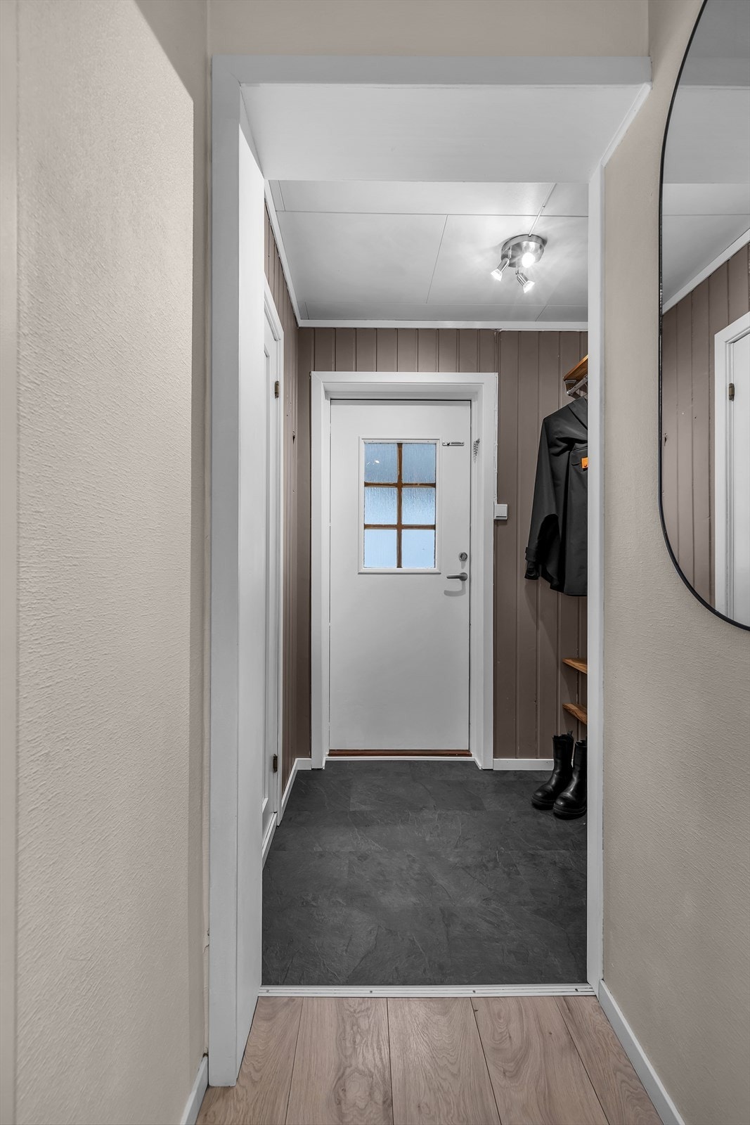 Gang med ok plass til kles- og sko lagring Galleribilde